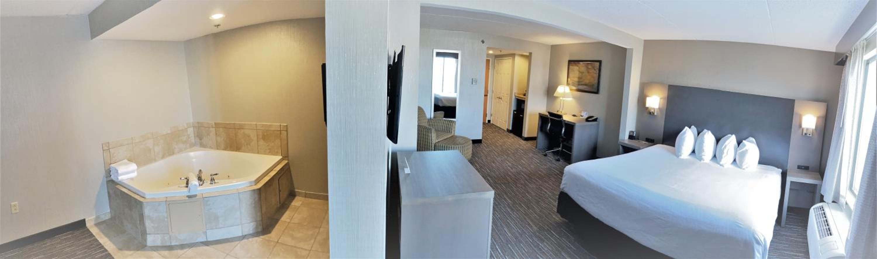 King Suite - Non-Smoking - Photo 5