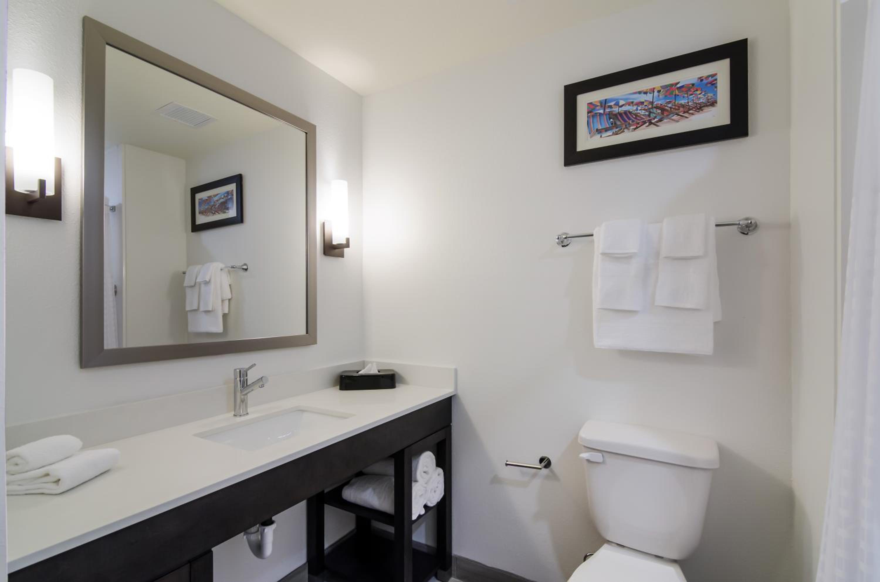 Queen Room with Two Queen Beds - Accessible/Non-Smoking  photo 3