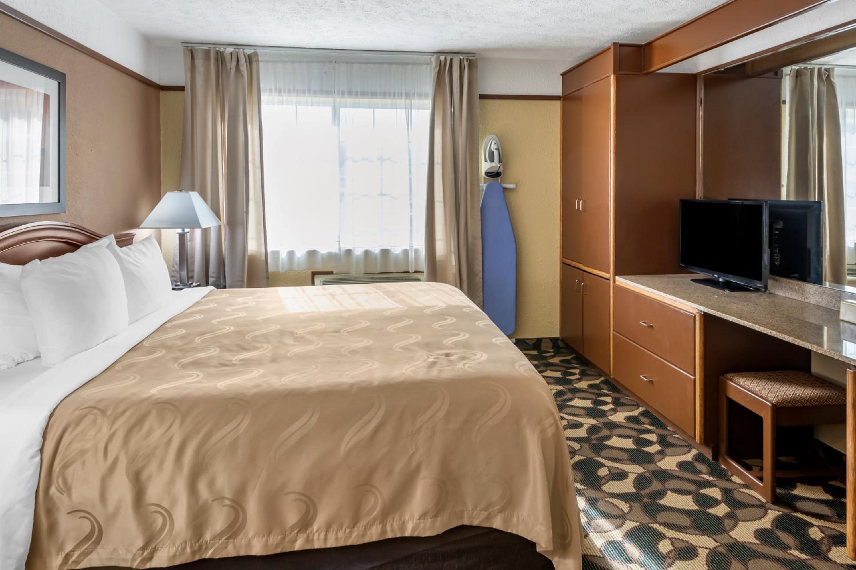 King Suite - Non-Smoking photo 2