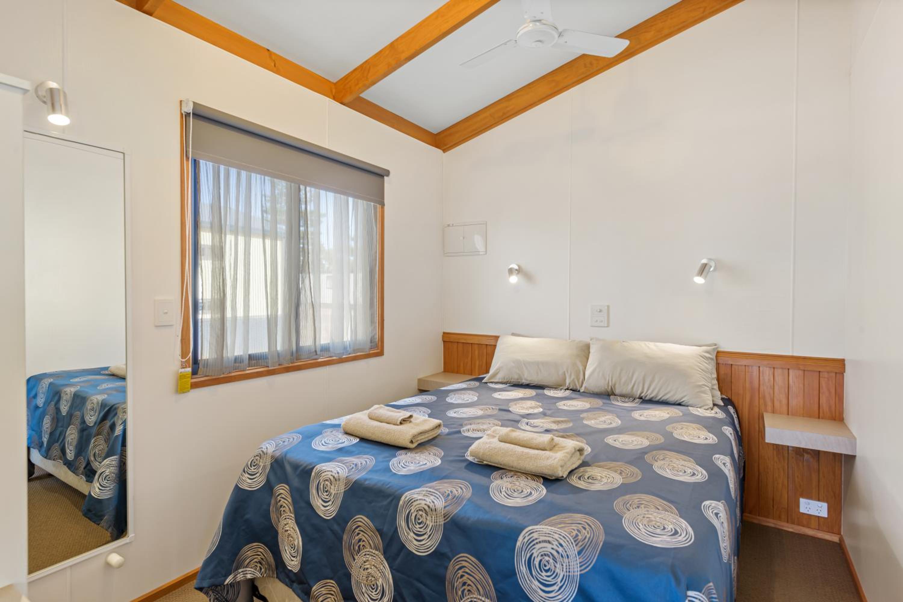 Superior 2 Bedroom Seaview Cabin – Sleeps 4 - Photo 7