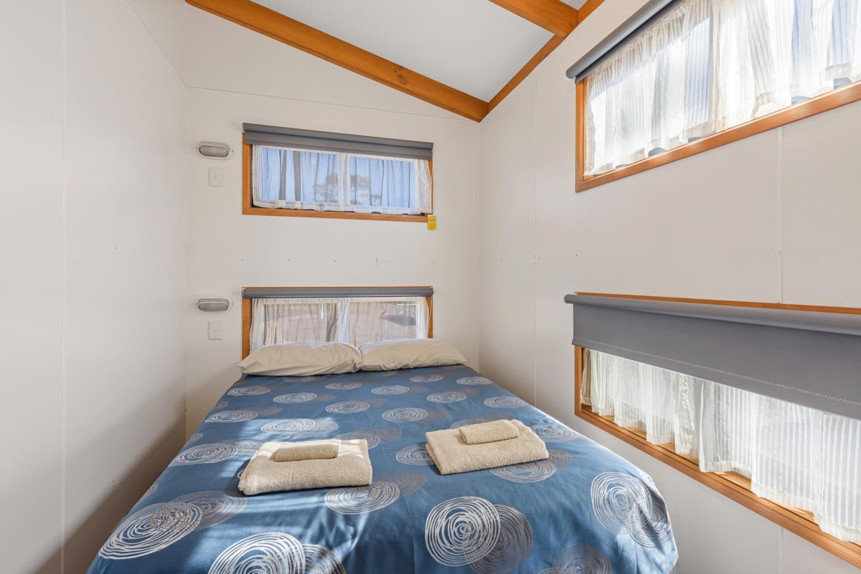 Superior 2 Bedroom Seaview Cabin – Sleeps 4 - Photo 9