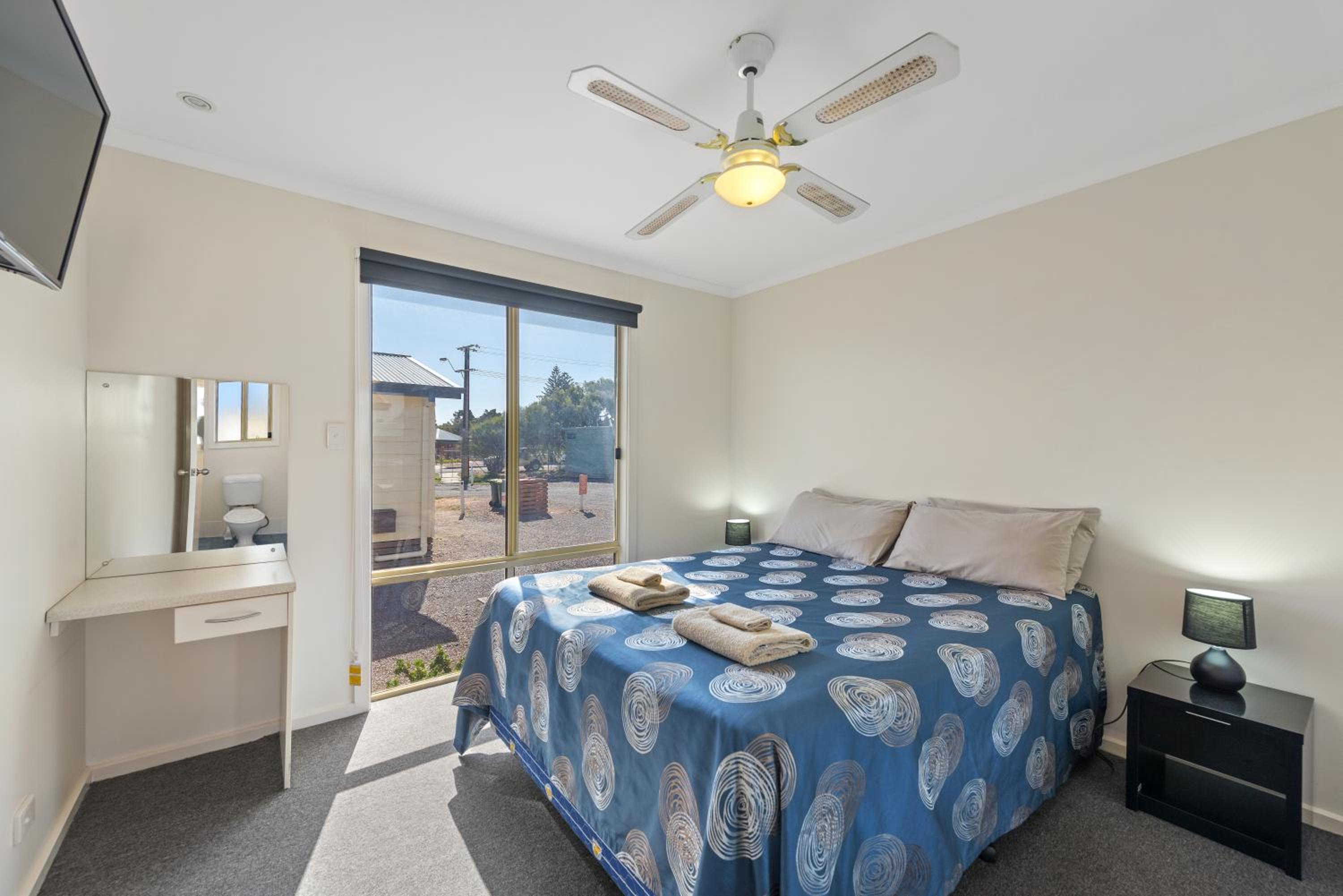 Deluxe 2 Bedroom Cabin - Sleeps 4 - Photo 5