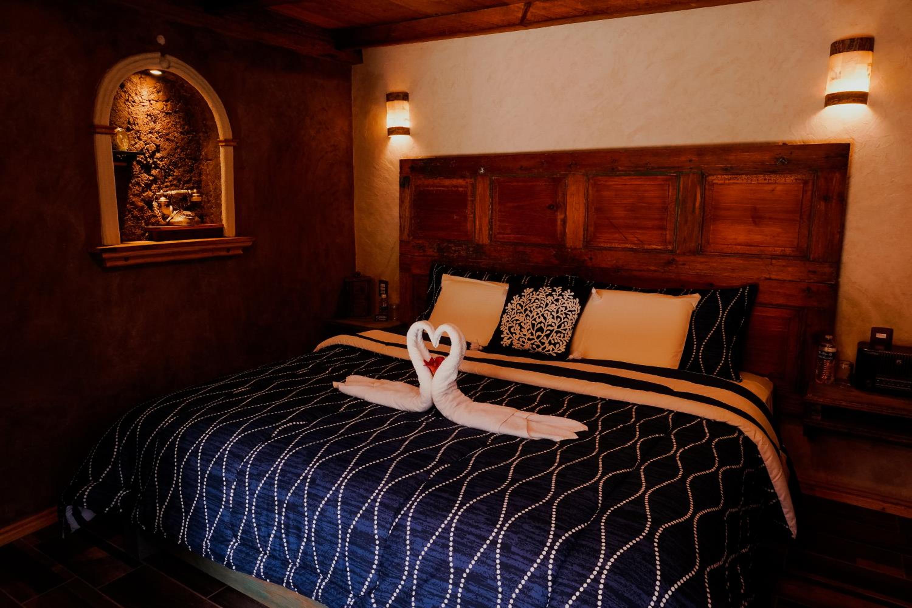 Deluxe King Room - Photo 2