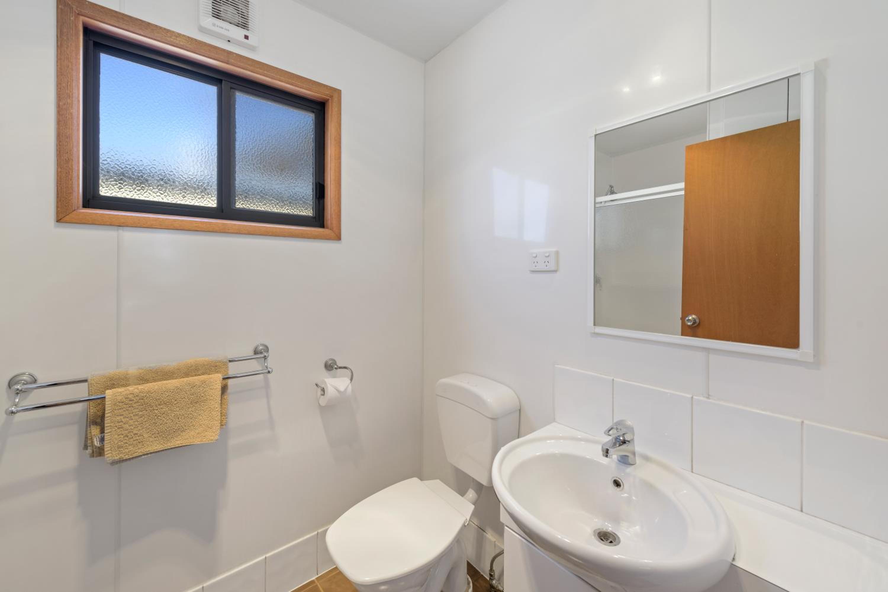 Superior 2 Bedroom Cabin - Sleeps 6 - Photo 4