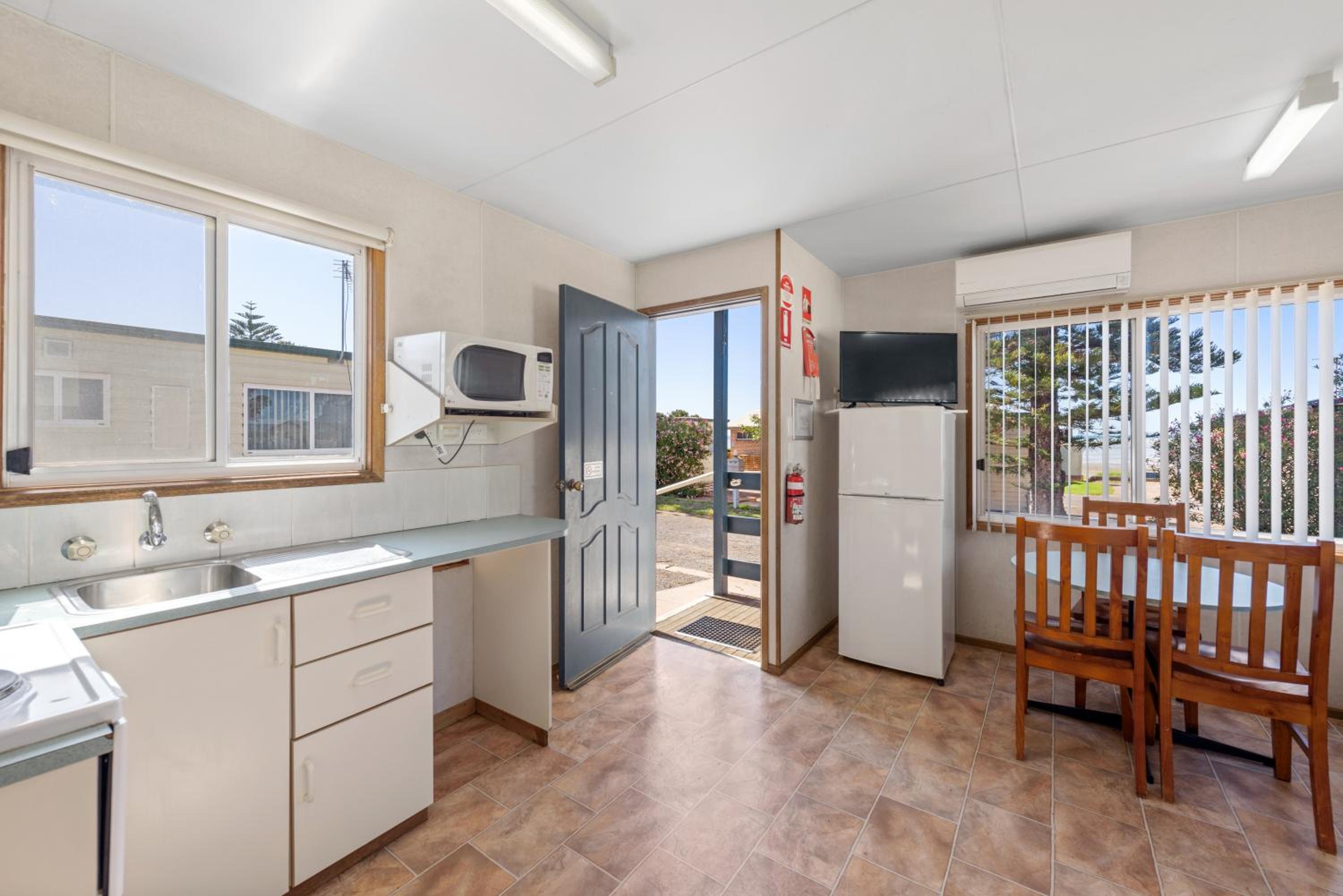 Standard 2 Bedroom Cabin - Photo 5