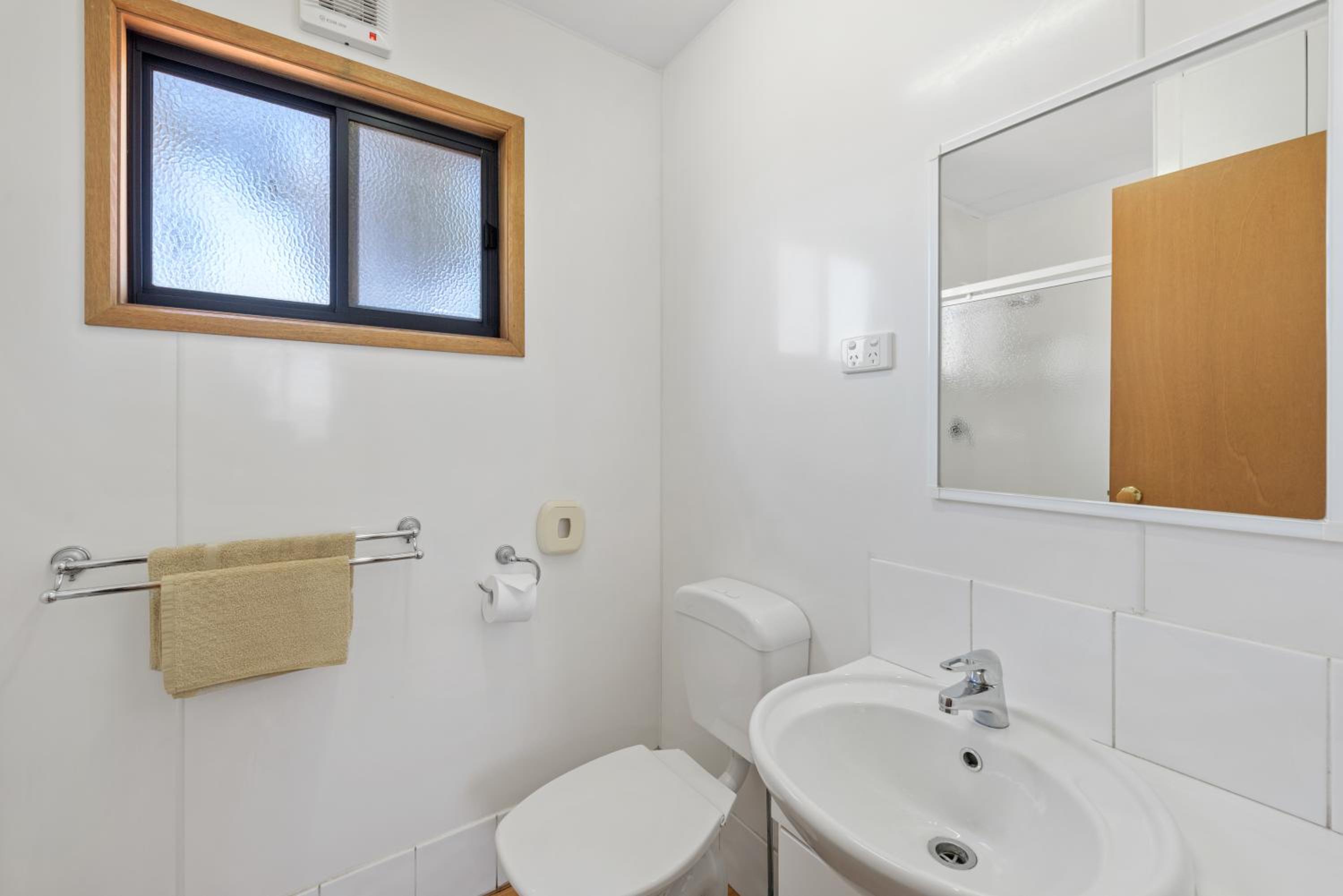 Superior 2 Bedroom Cabin - Pet Friendly - Photo 8