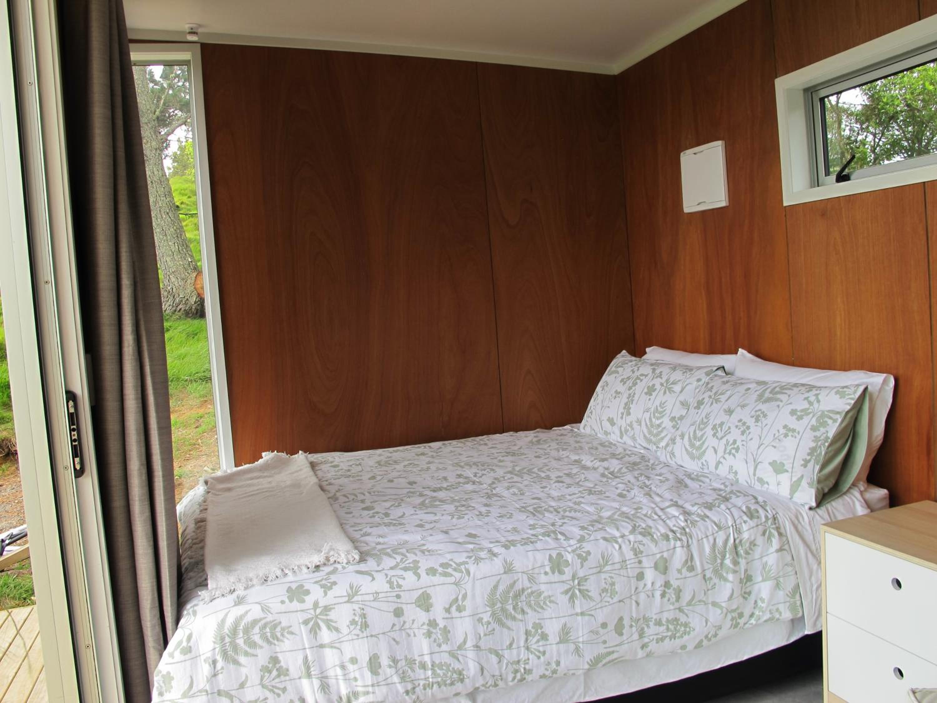 Queen Room - Disability Access - Photo 1