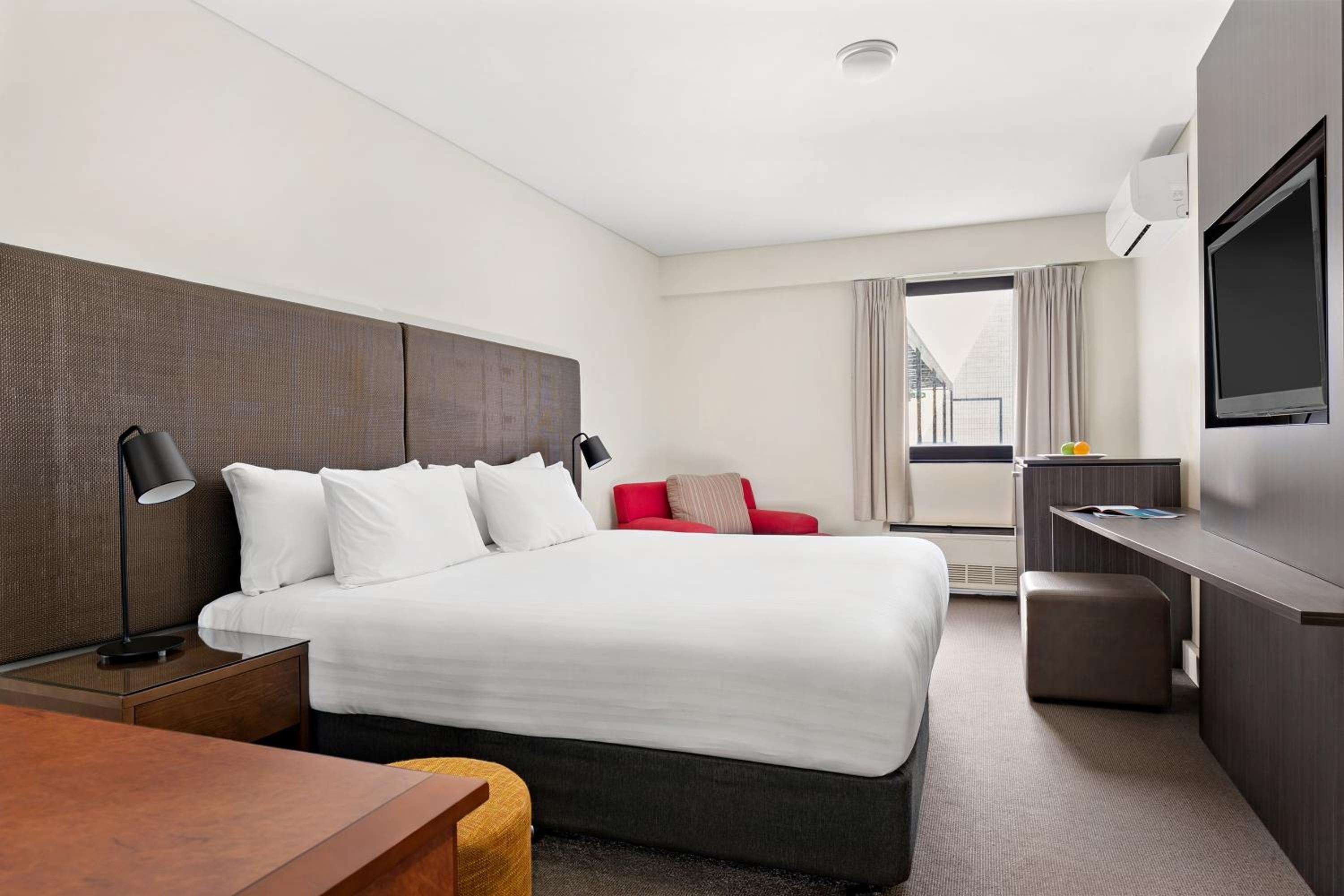 Hotel Room - Photo 3