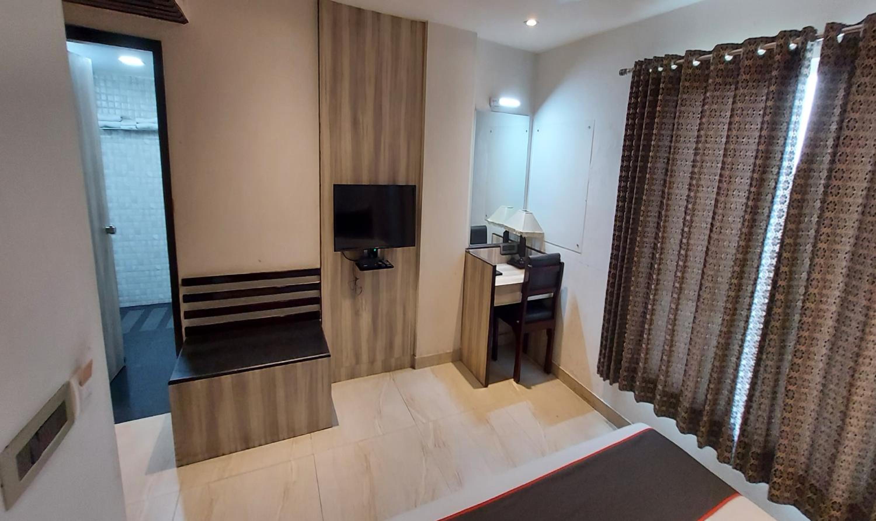 Deluxe Room - Photo 27