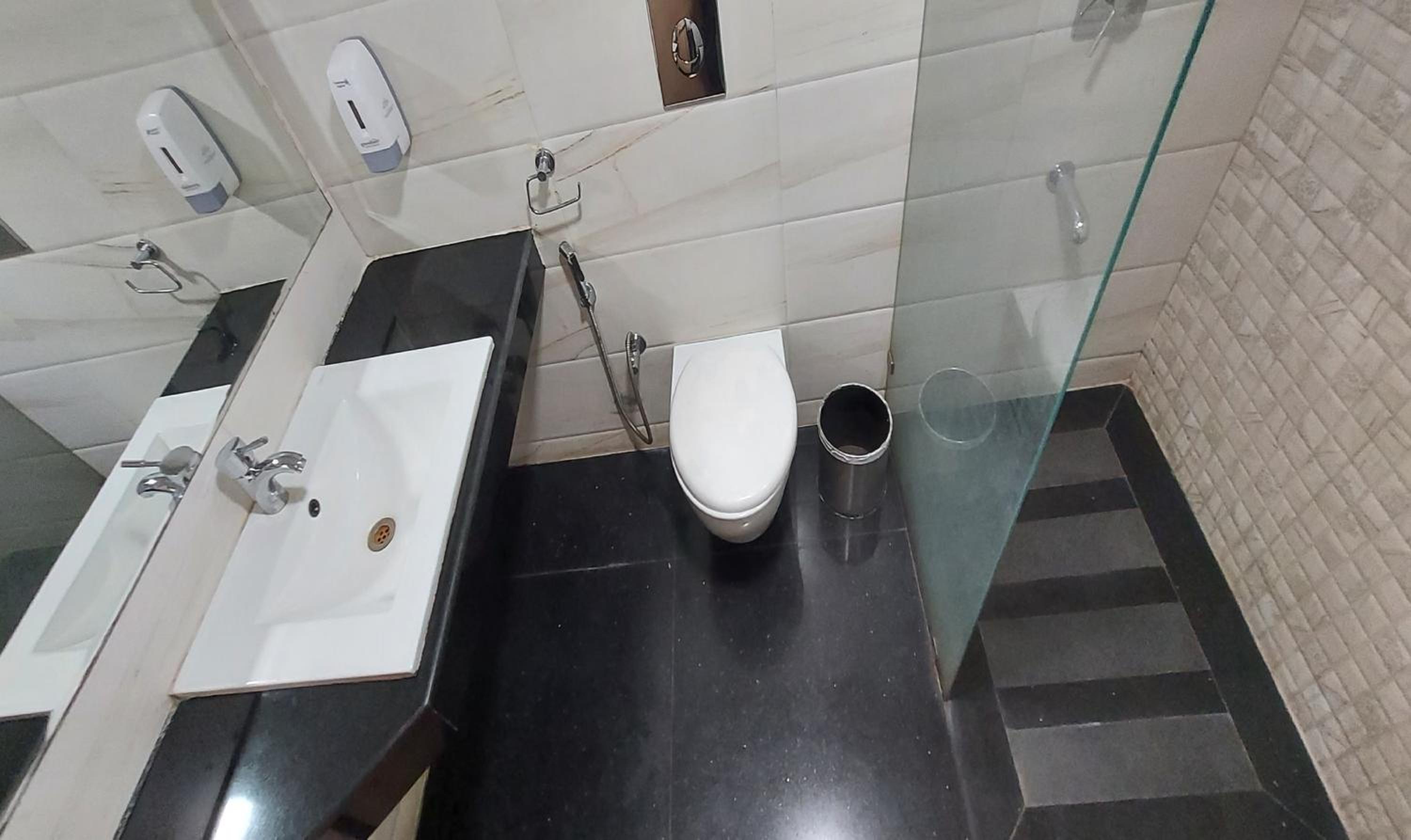 Standard Double Room - Photo 12
