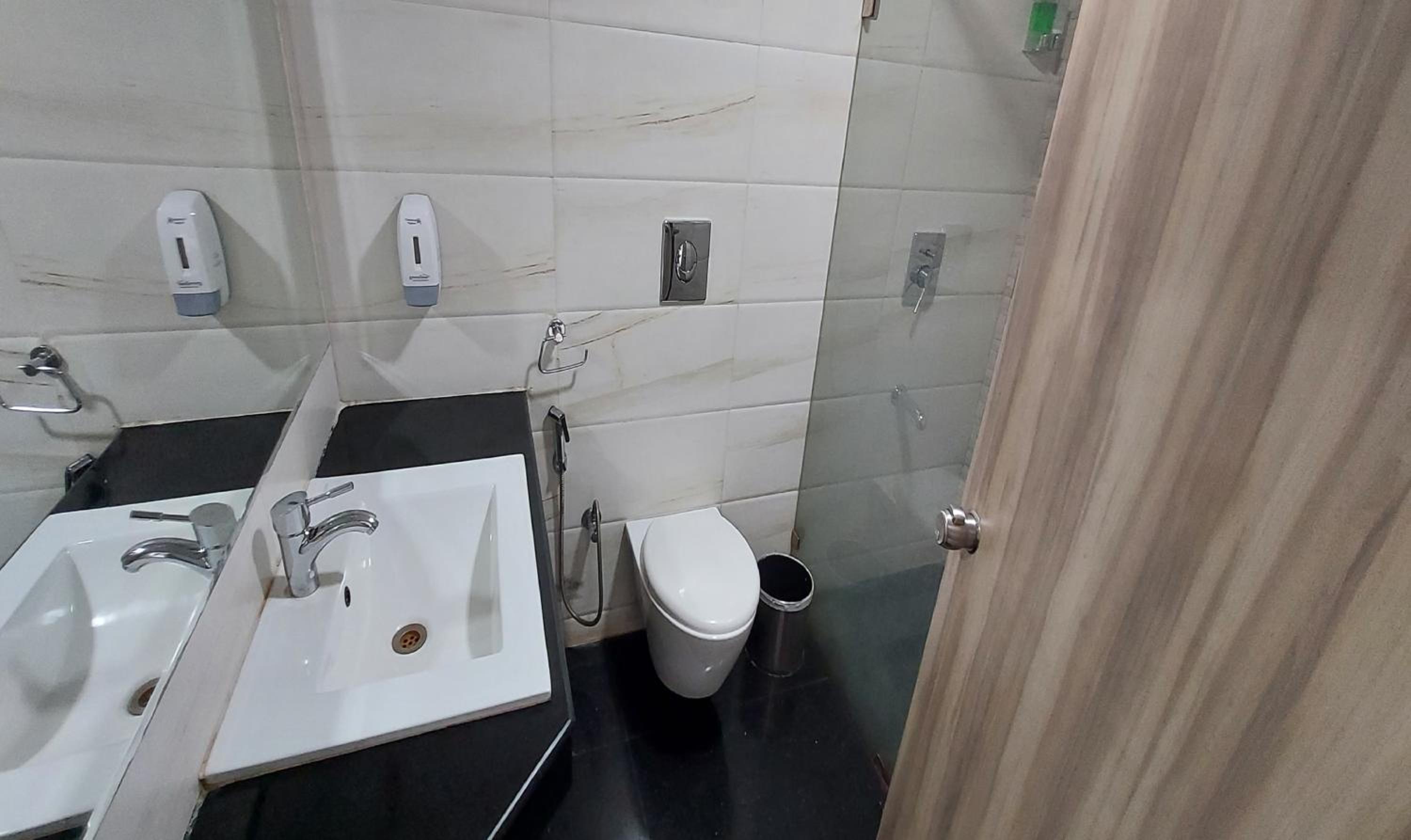 Standard Double Room - Photo 11