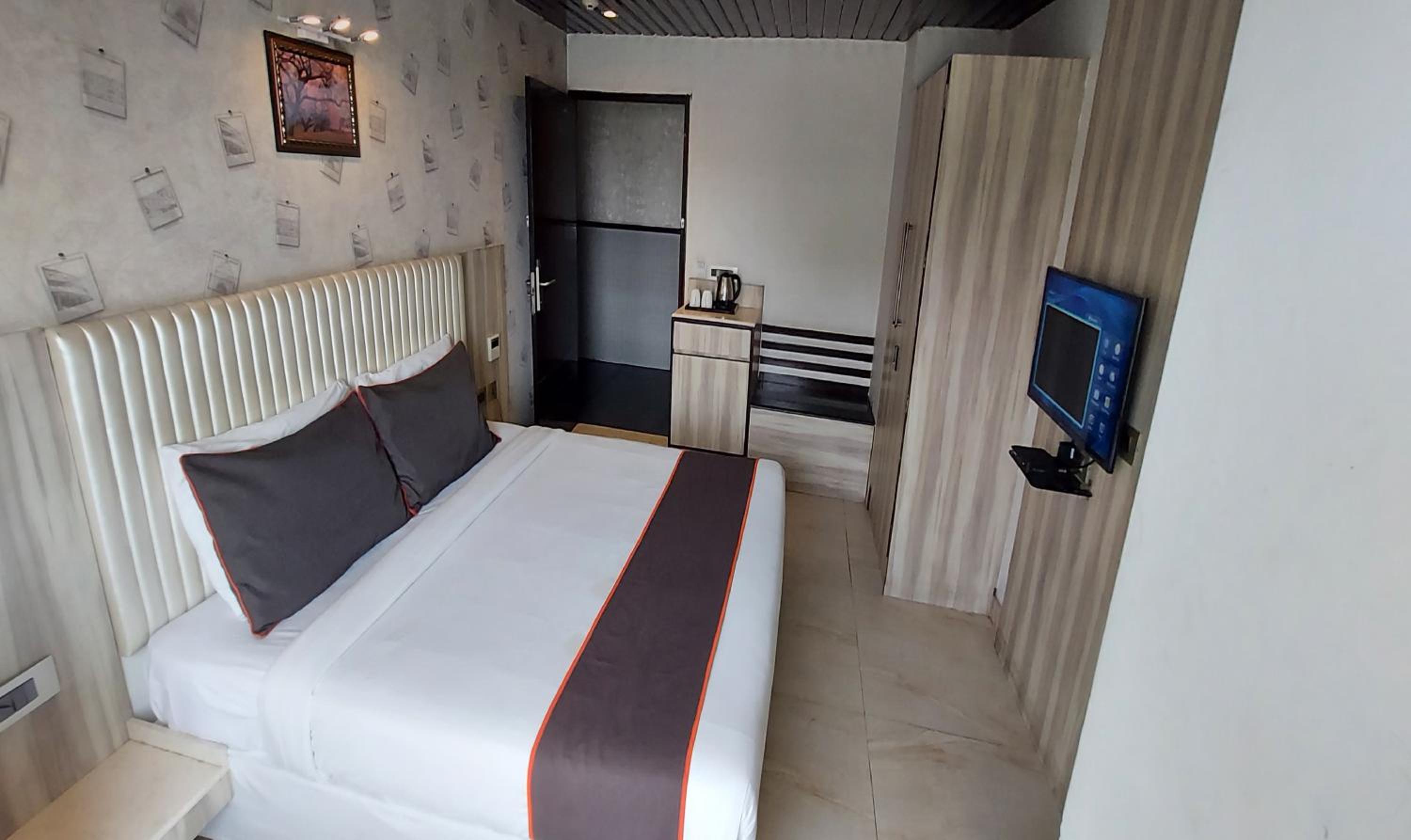 Standard Double Room - Photo 9