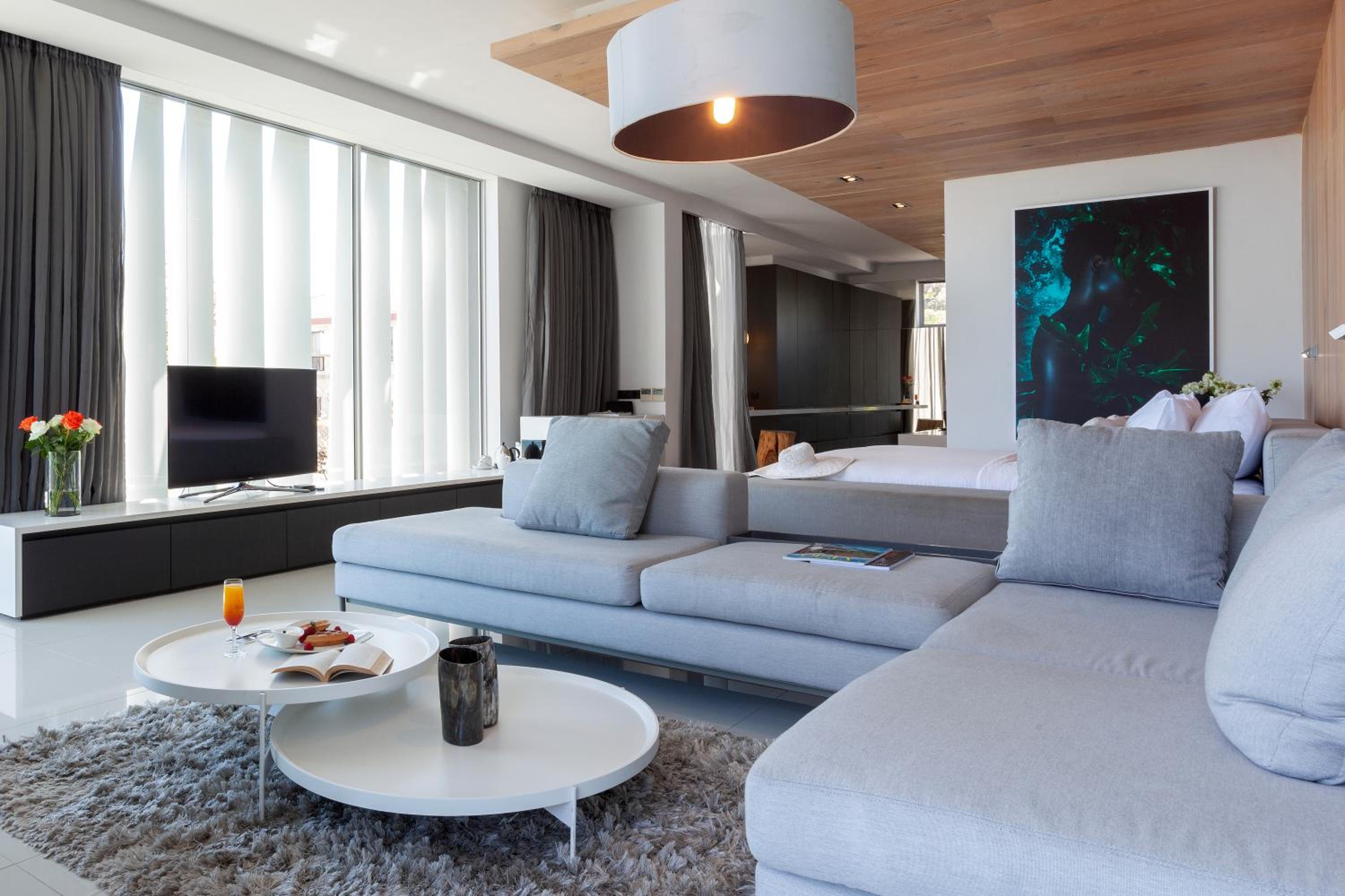 Deluxe Suite with Sea View - Photo 2