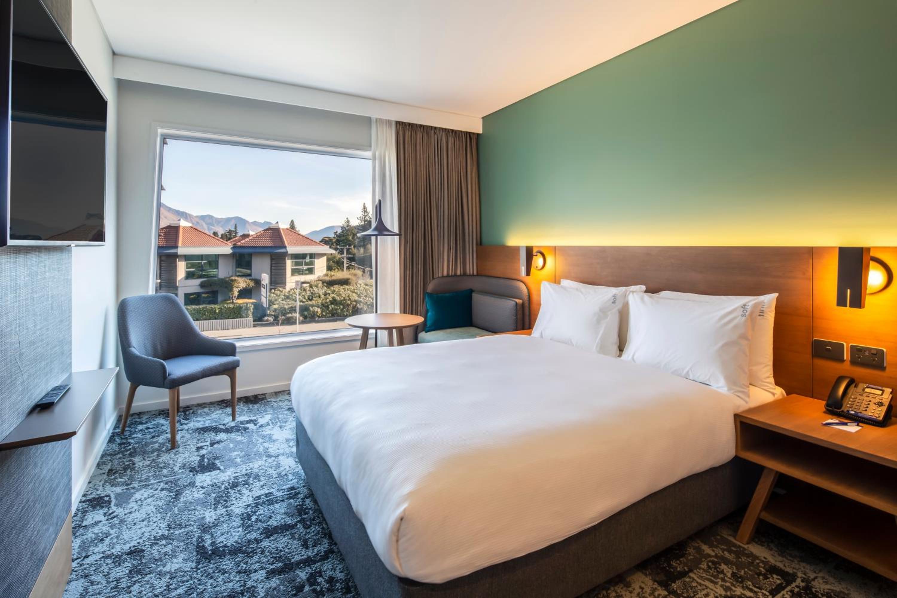 Standard Queen Room with Mountain View - Free Breakfast - Photo 9