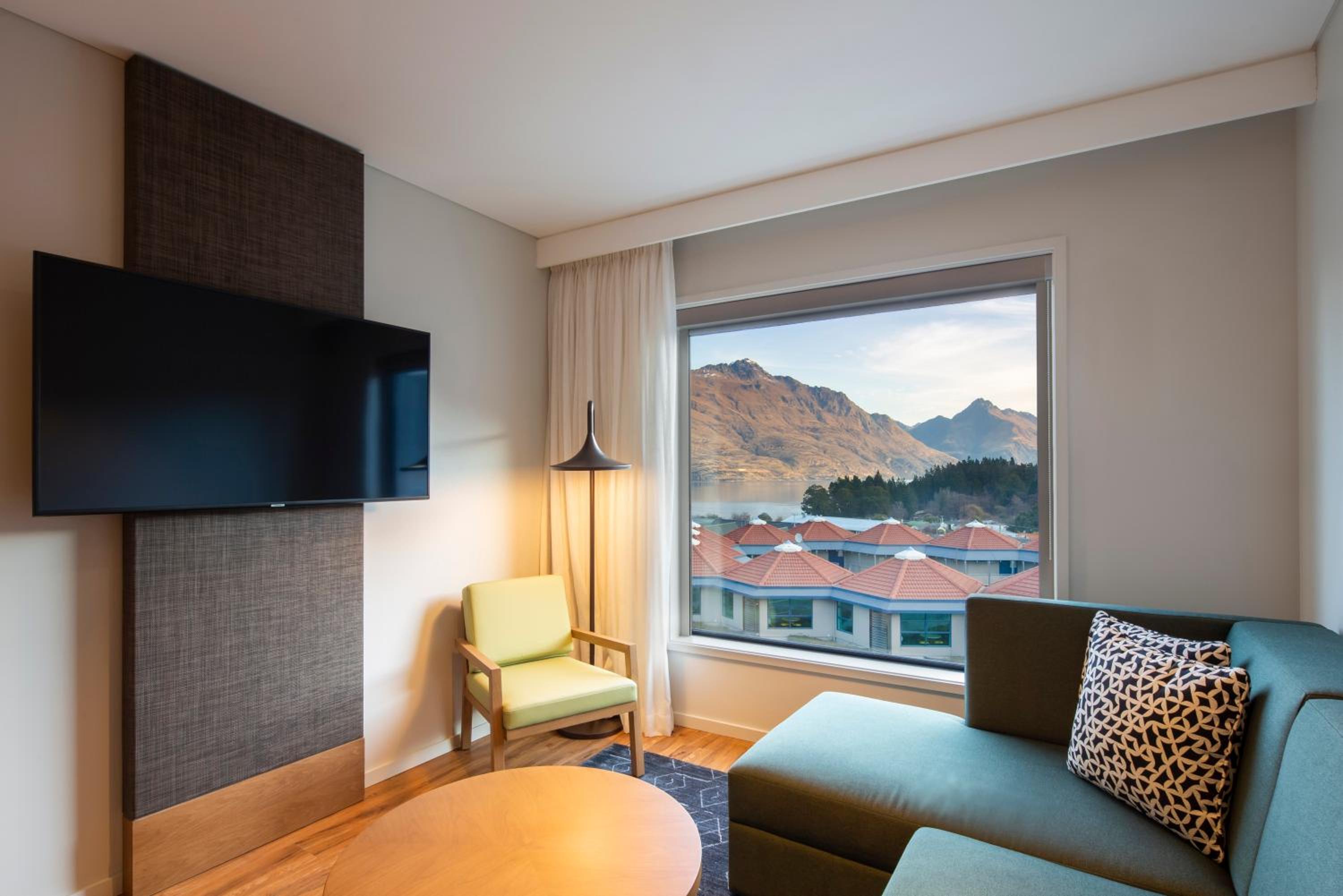 One-Bedroom Suite with Mountain View - Free Breakfast - Photo 11