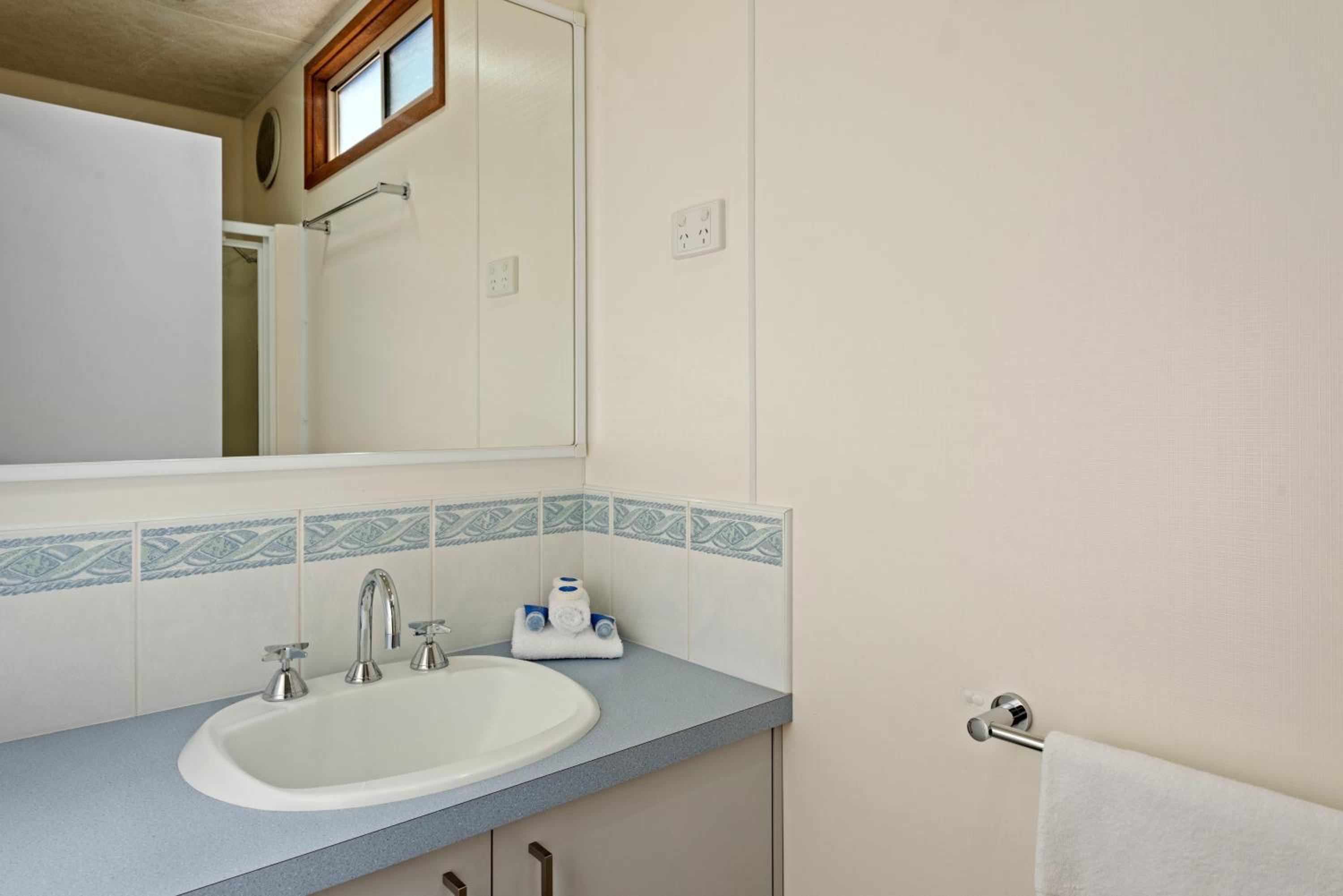 Deluxe Riverview Cabin - Photo 7