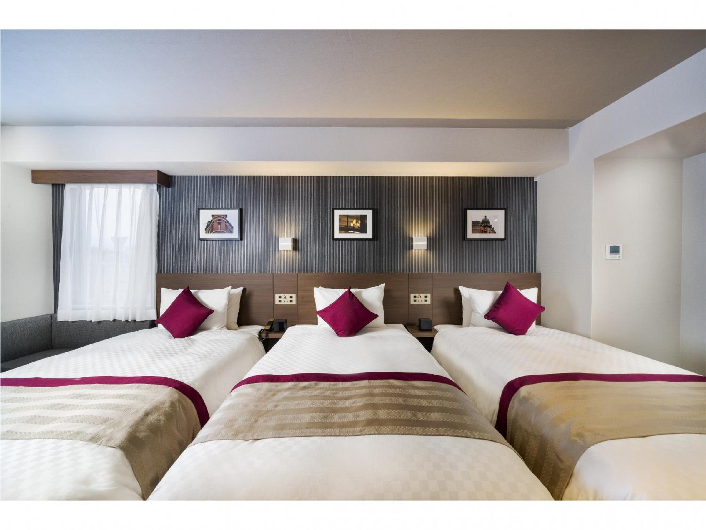 Triple Room with Three Single Beds photo 1