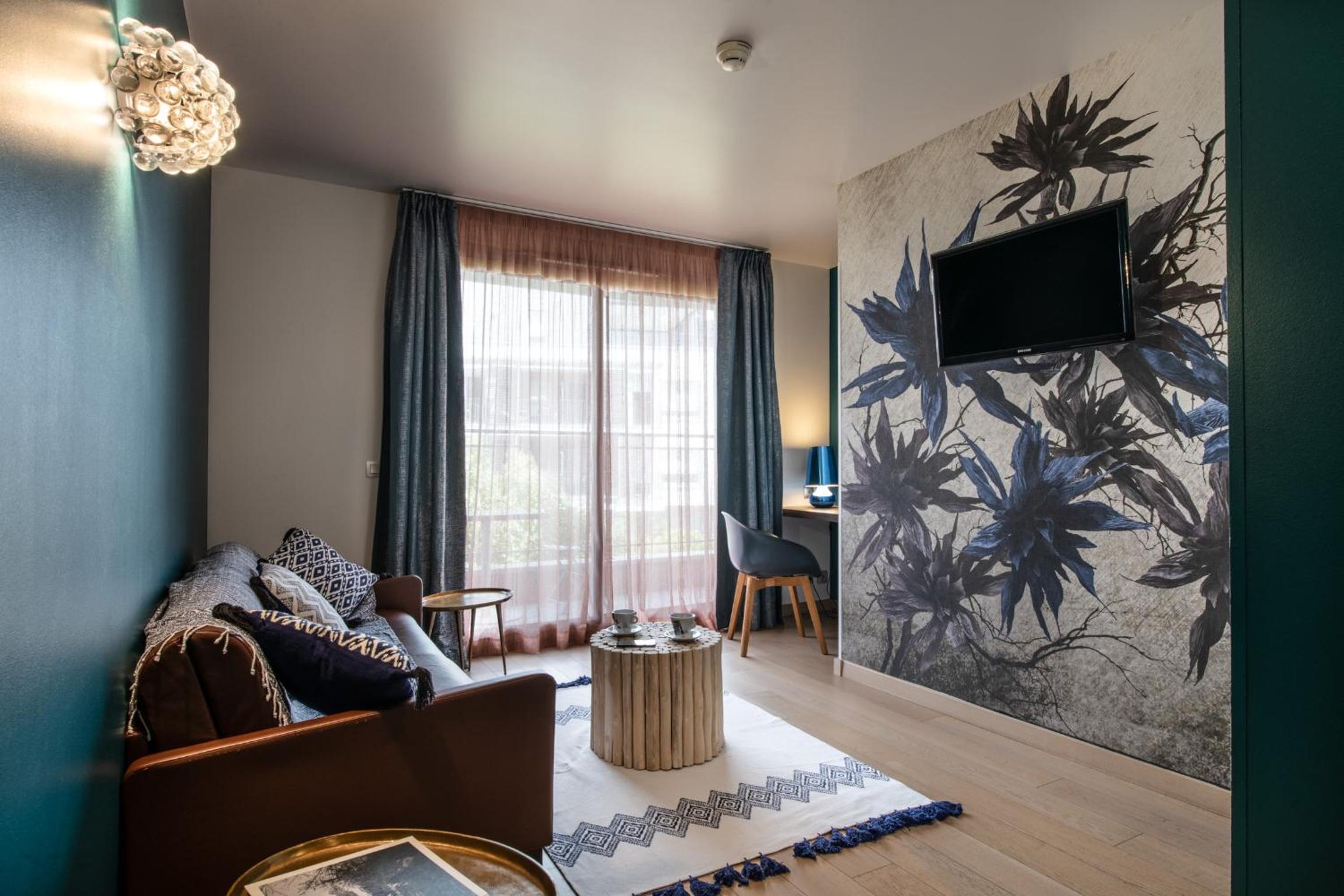 One Bedroom King Suite with Sofa Bed photo 2