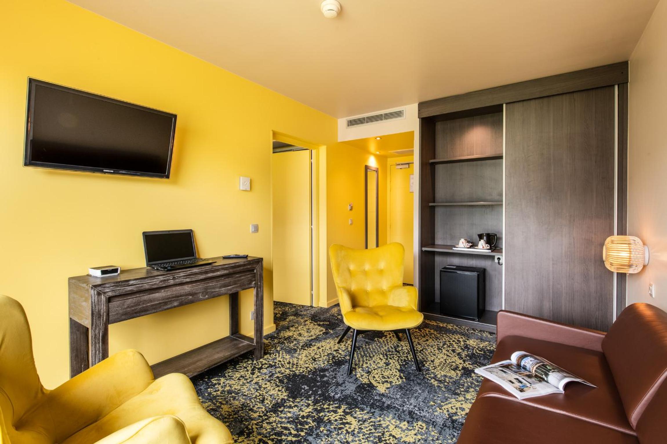 One Bedroom King Suite with Sofa Bed photo 3