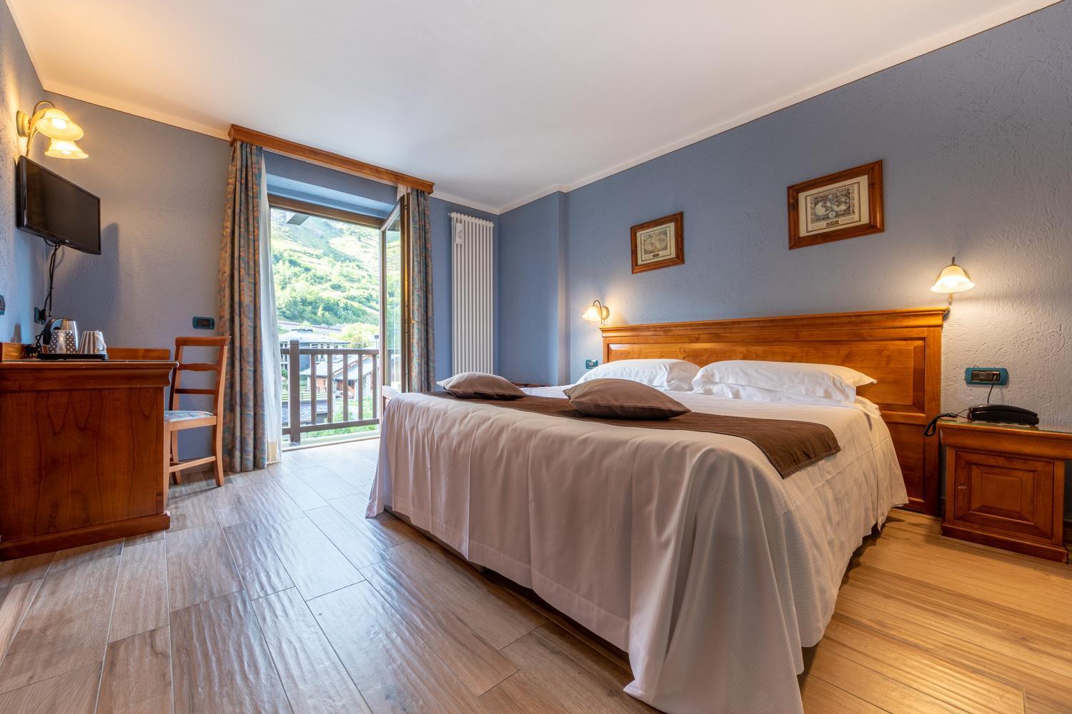 Zweibett- oder Doppelzimmer mit Balkon