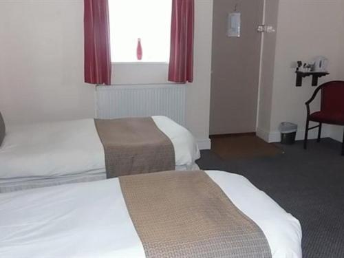 Twin Room with Private Bathroom photo 2