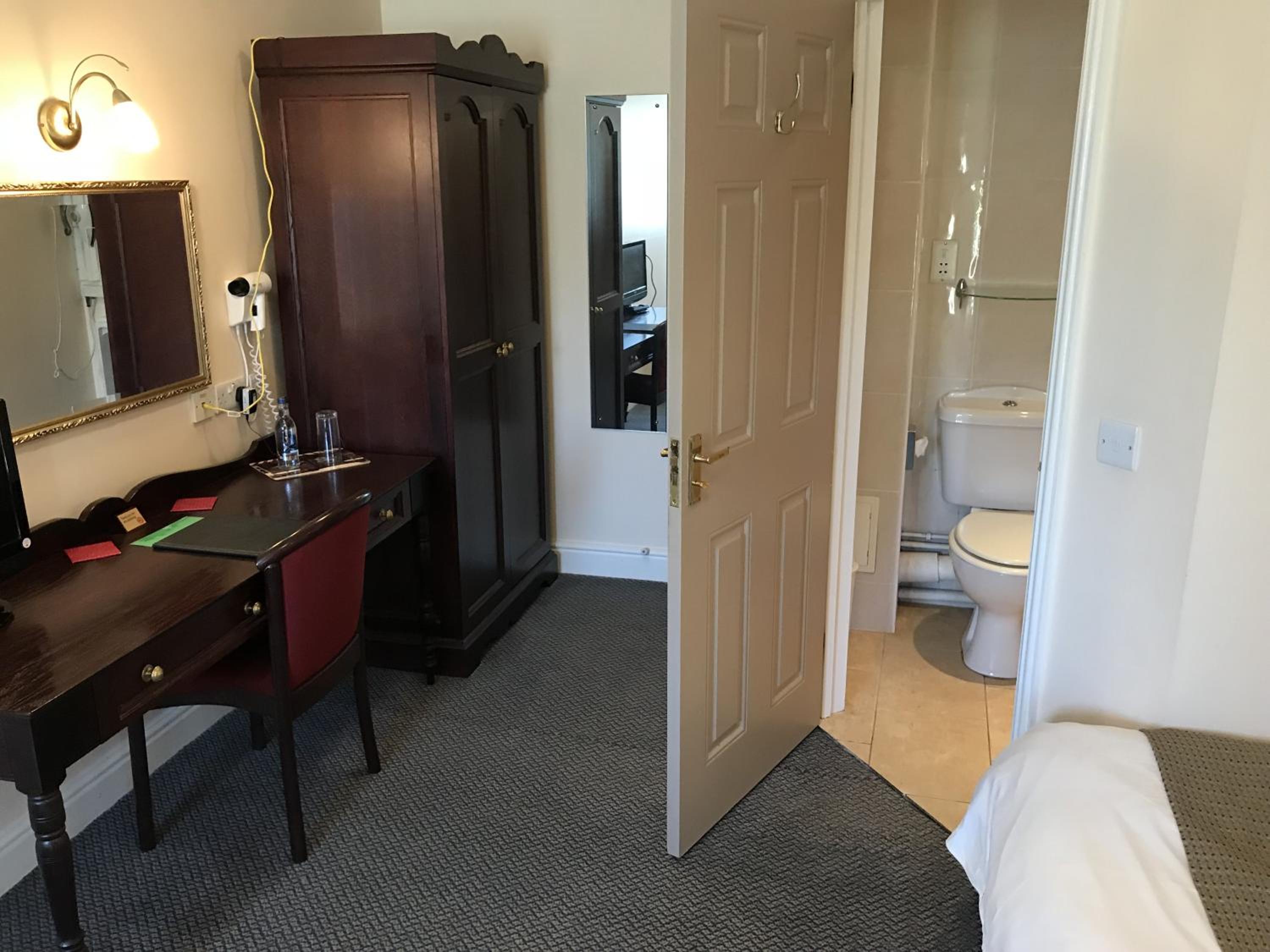 Twin Room with Private Bathroom photo 3
