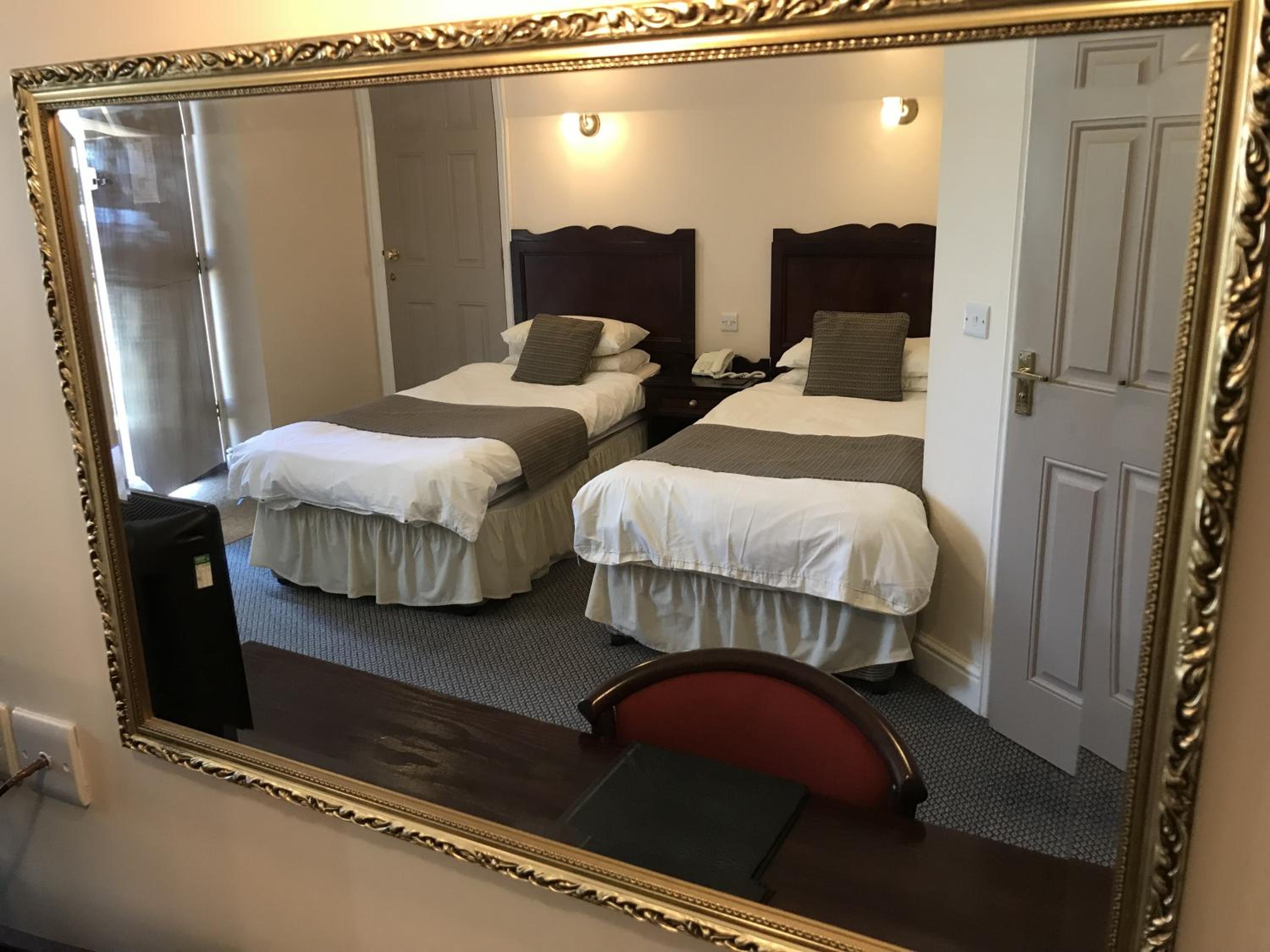 Twin Room with Private Bathroom photo 1