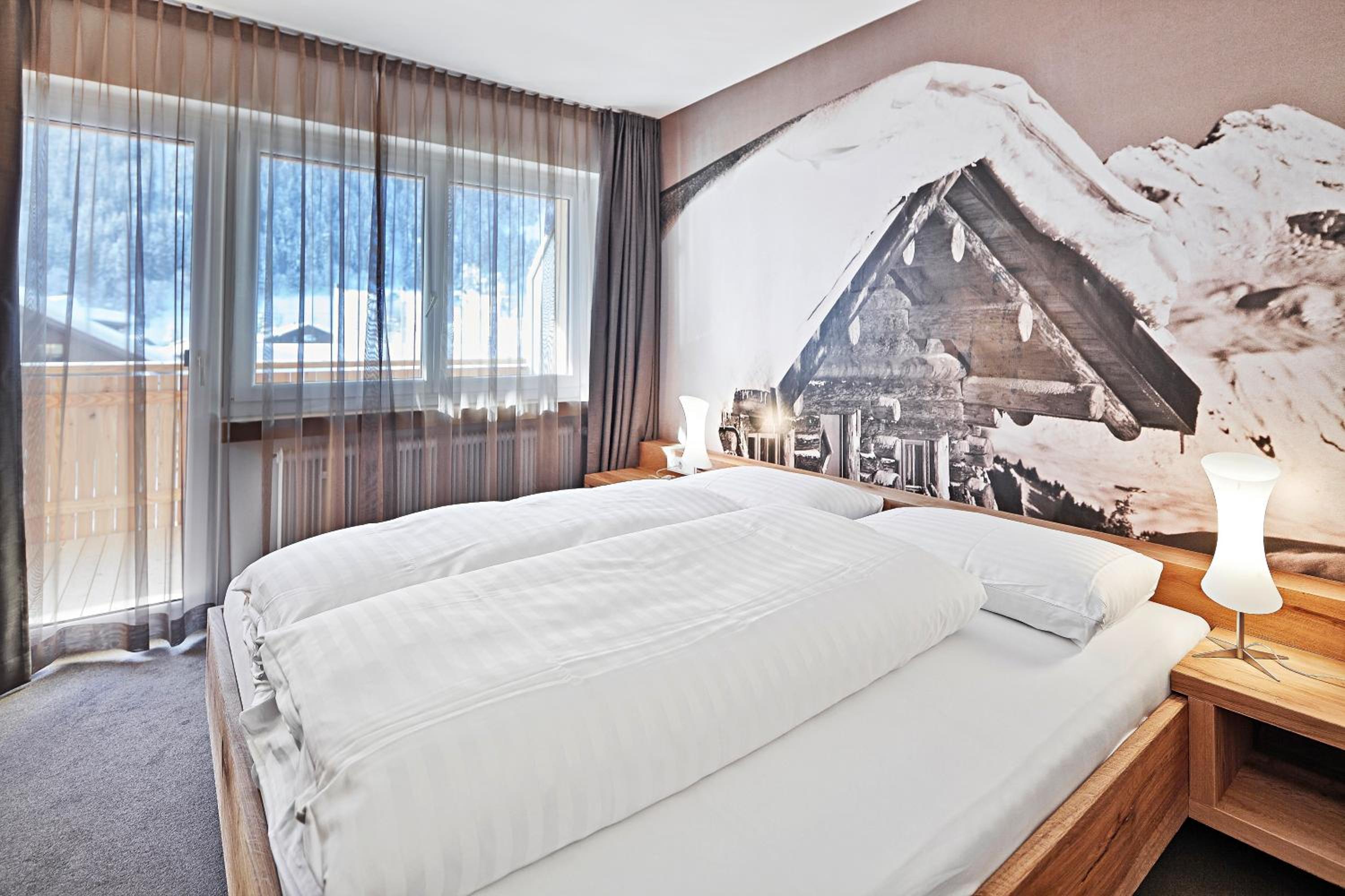 Suite - Photo 1