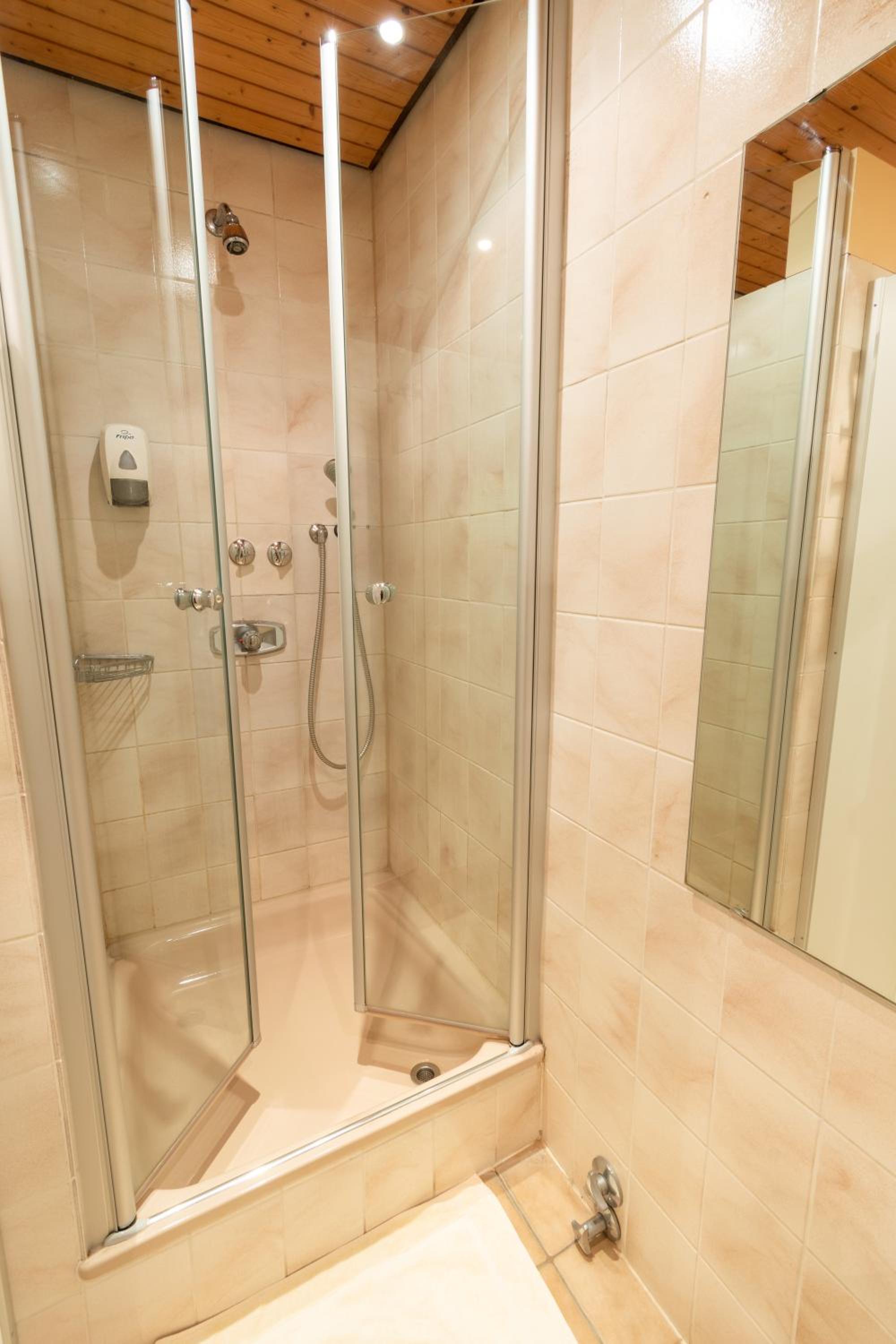 Economy Double Room with Shared Bathroom photo 2