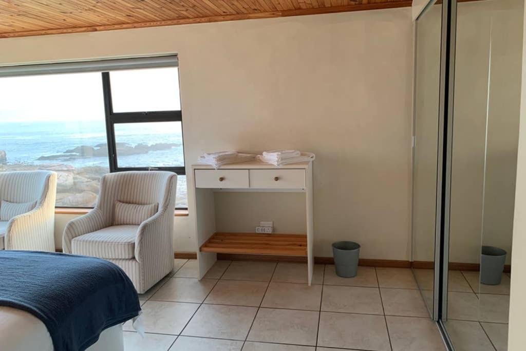 Two-Bedroom House - Photo 1