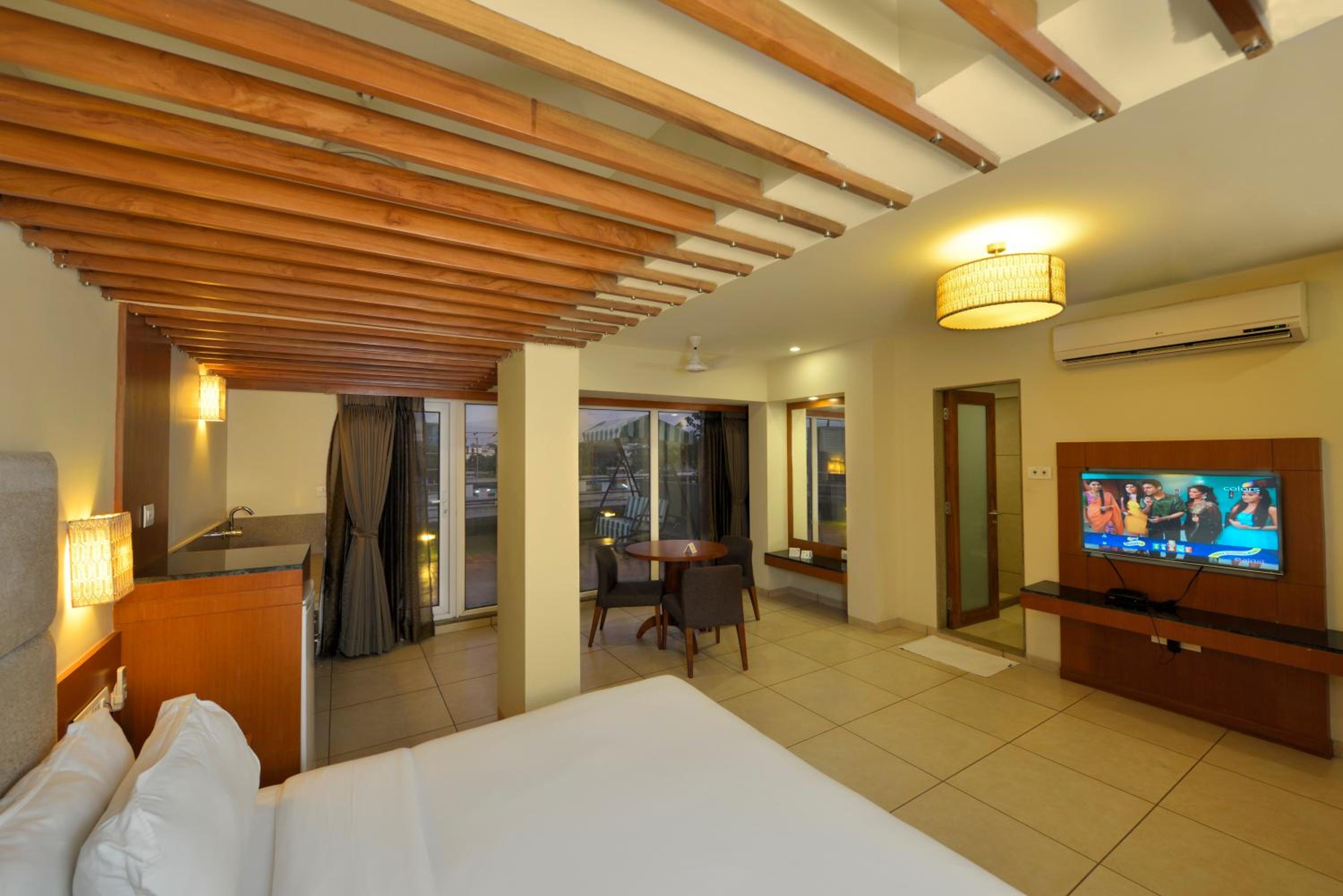 King Room with Balcony - Photo 6