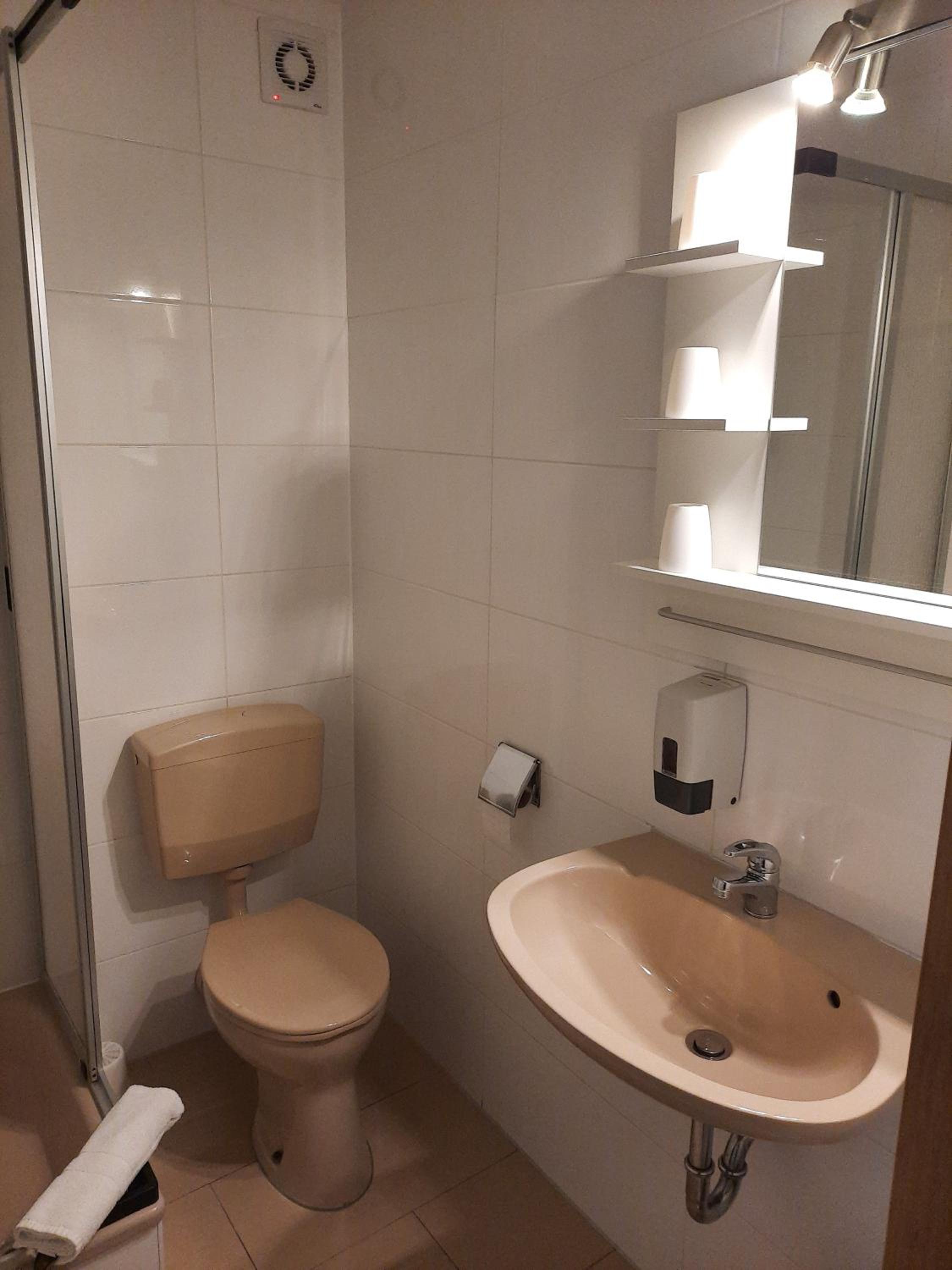 Double Room - Photo 9
