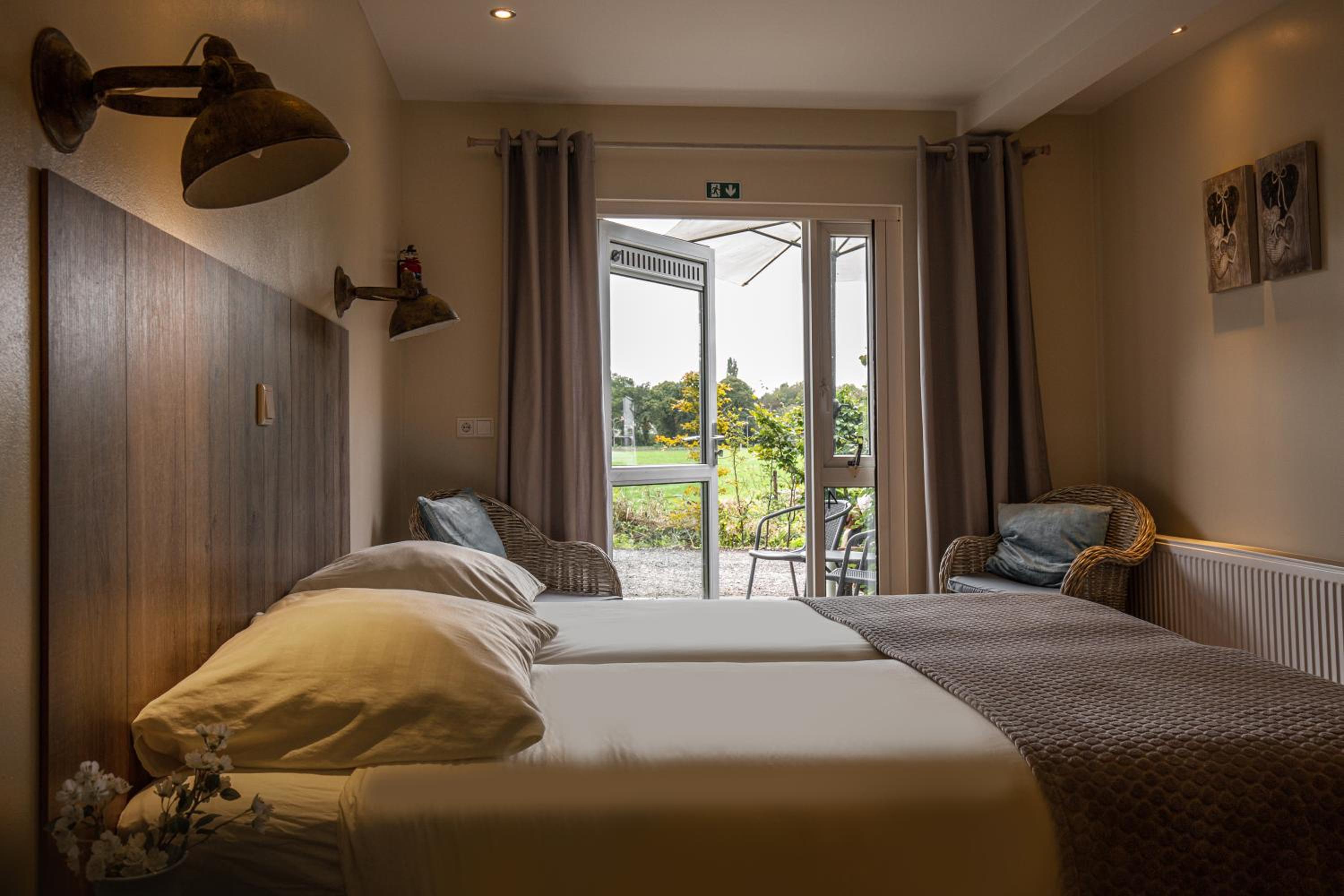 Standard Twin Room - Photo 5