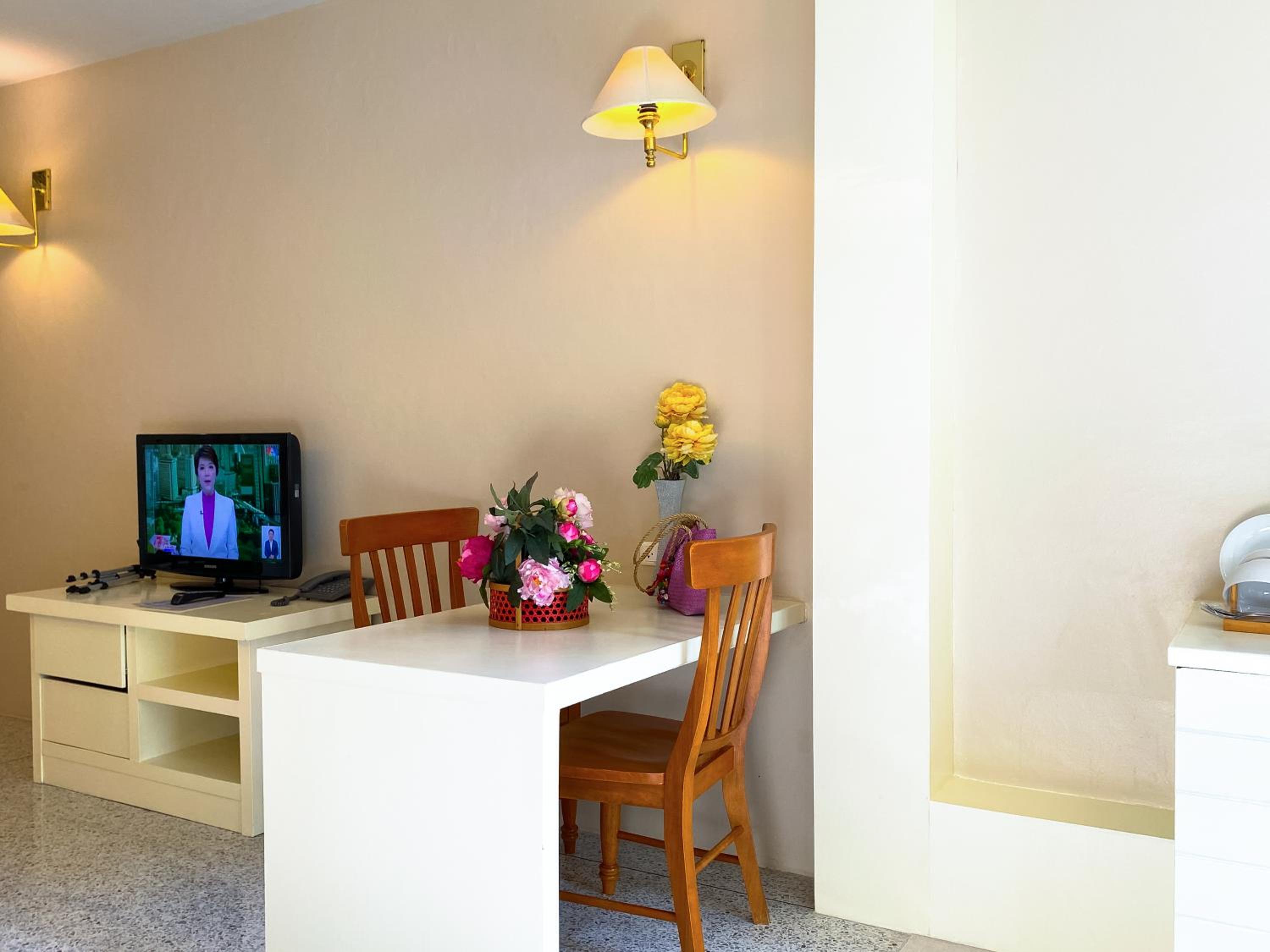 Deluxe Double or Twin Room - Photo 10