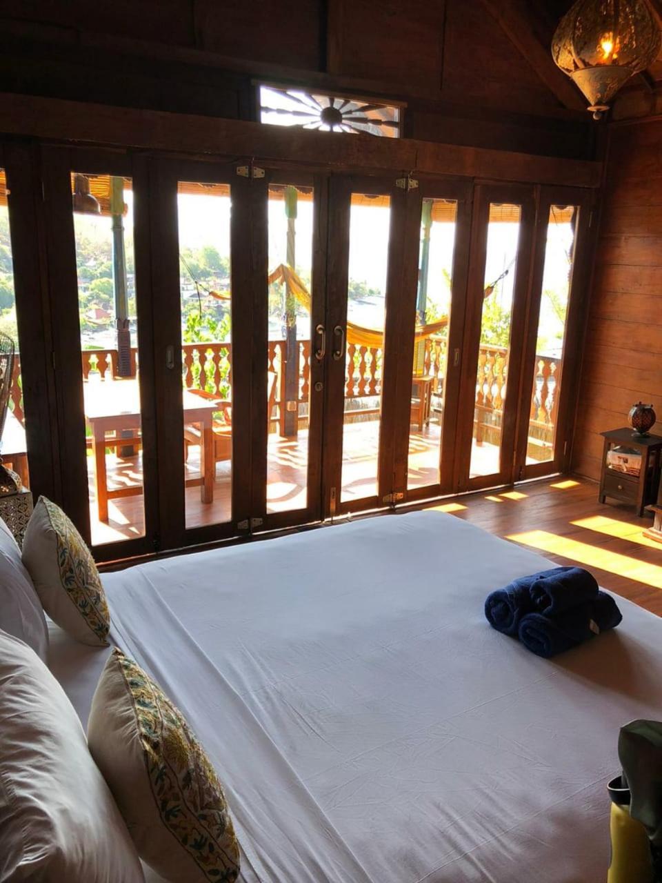 Deluxe Double Room with Side Sea View