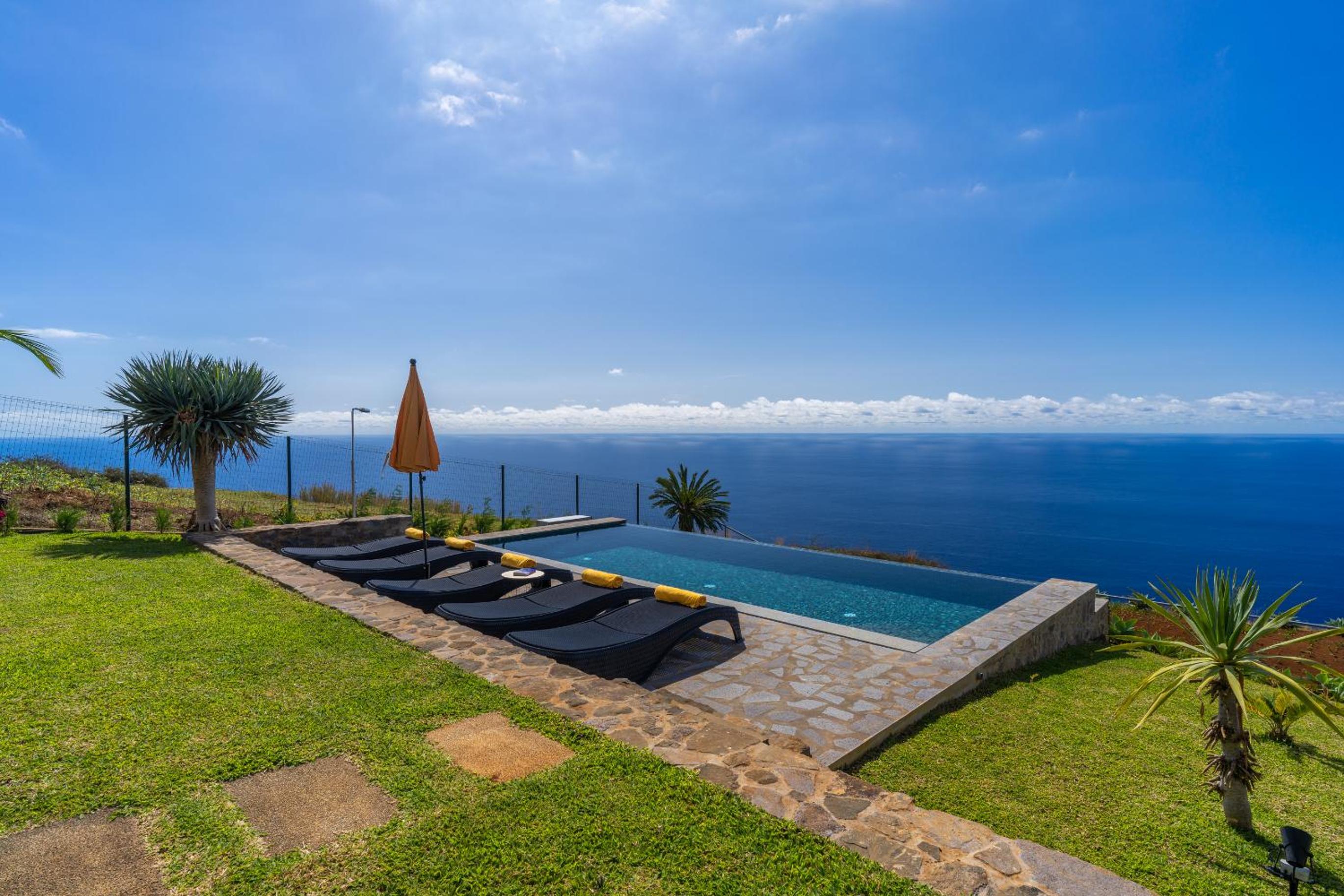 Three-Bedroom Villa photo 2