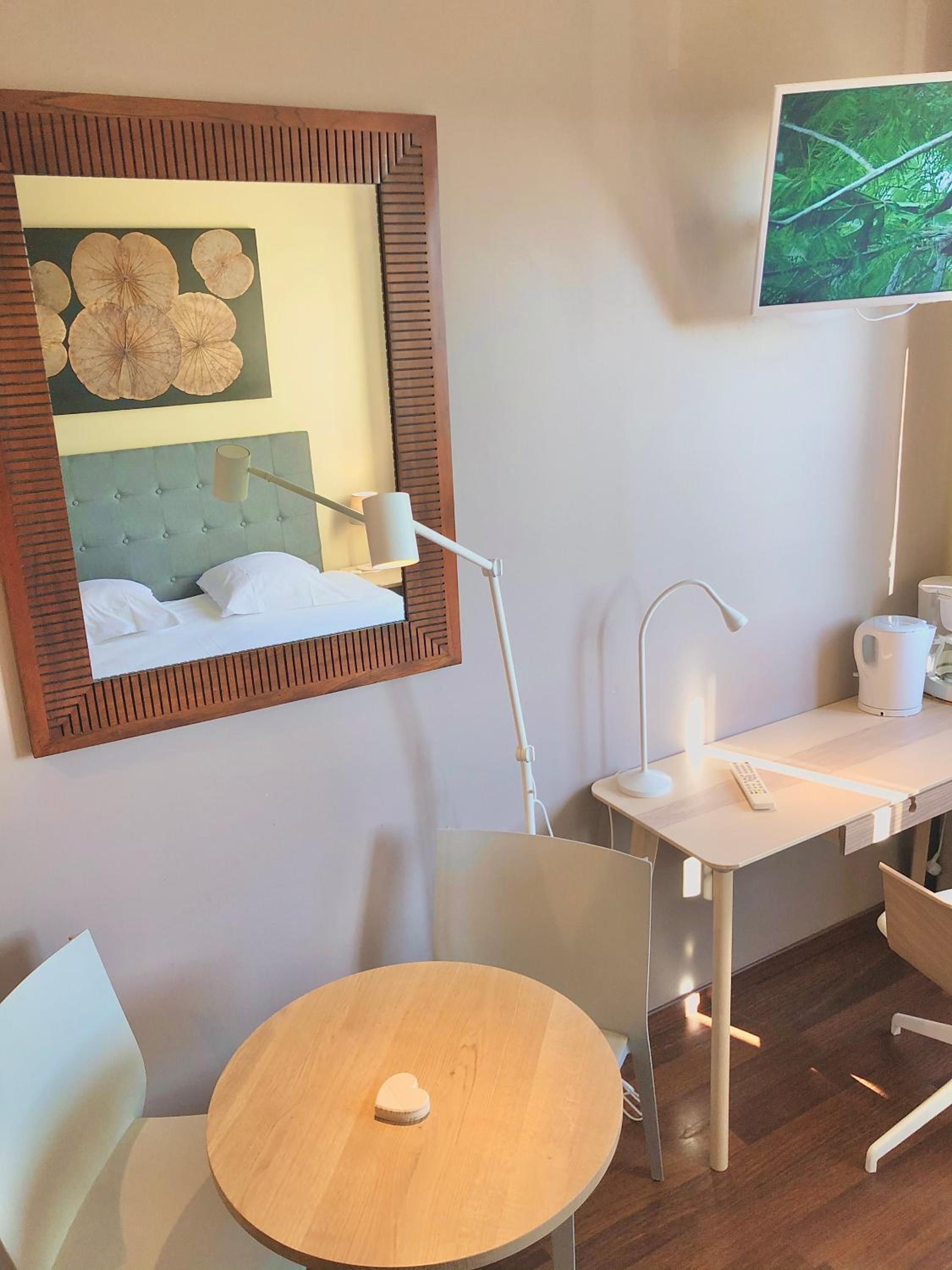 Studio with Double Bed - Photo 10