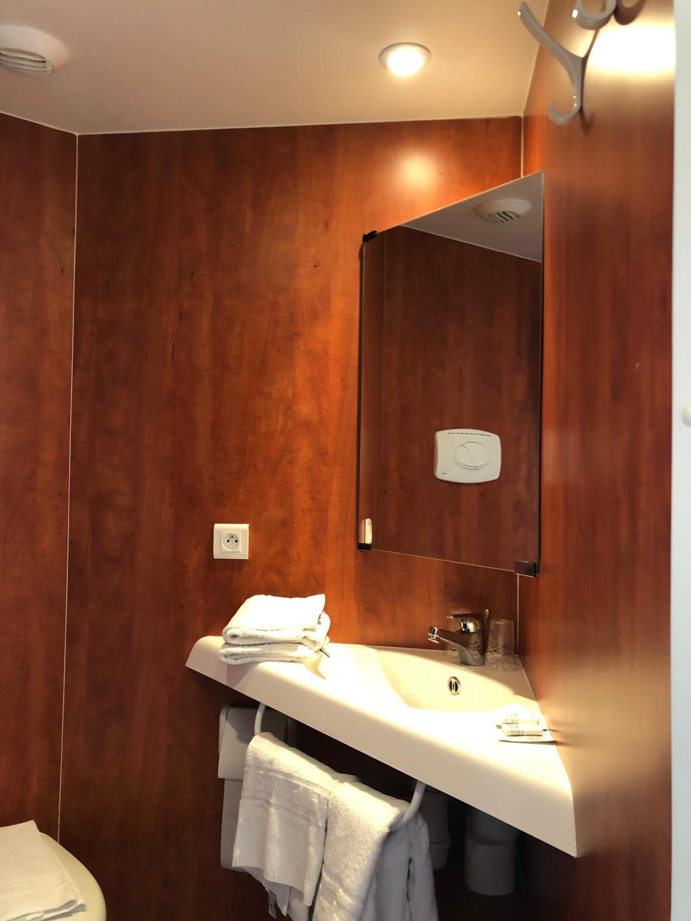 Studio with Twin Beds - Photo 5