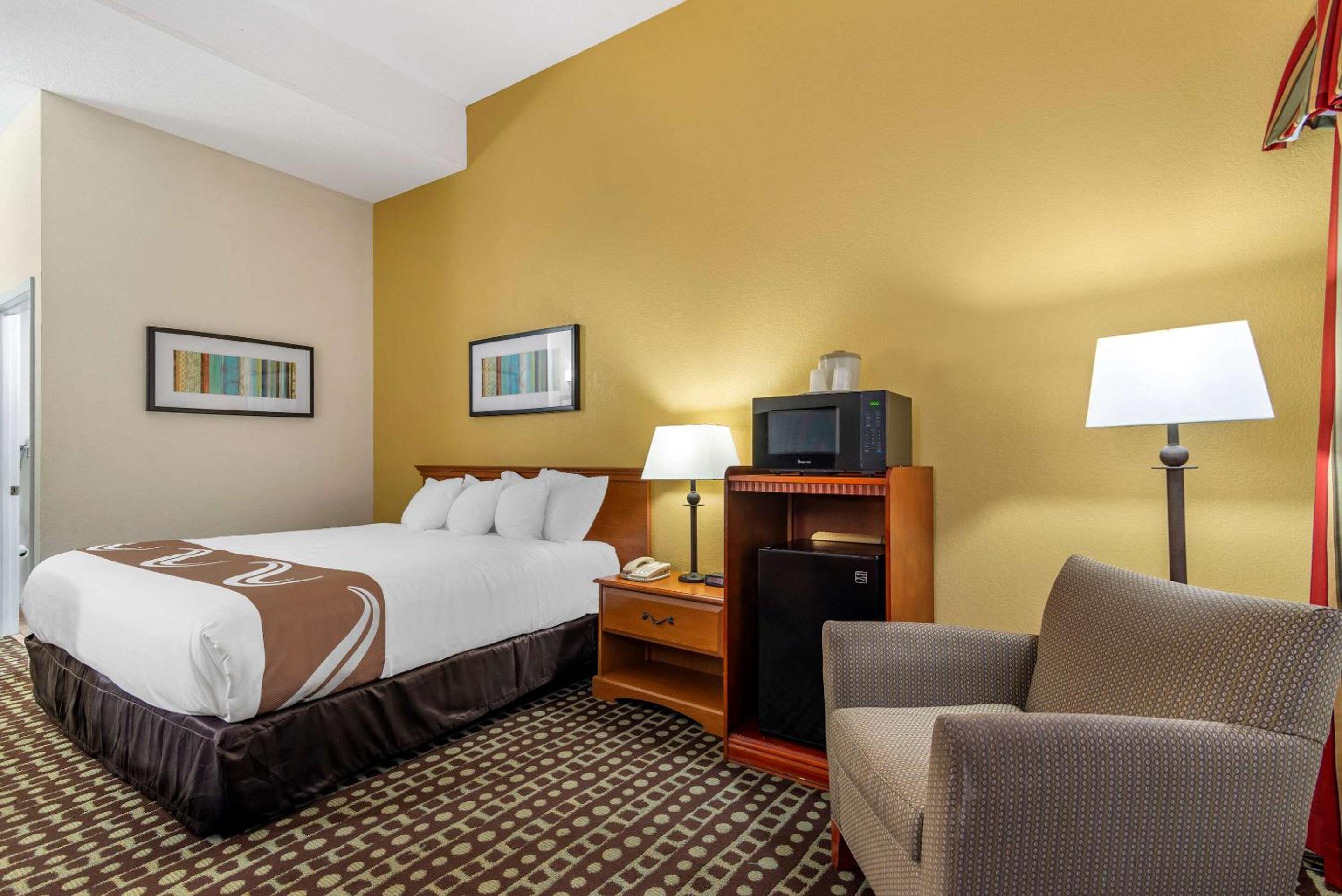 King Room - Non-Smoking - Photo 4