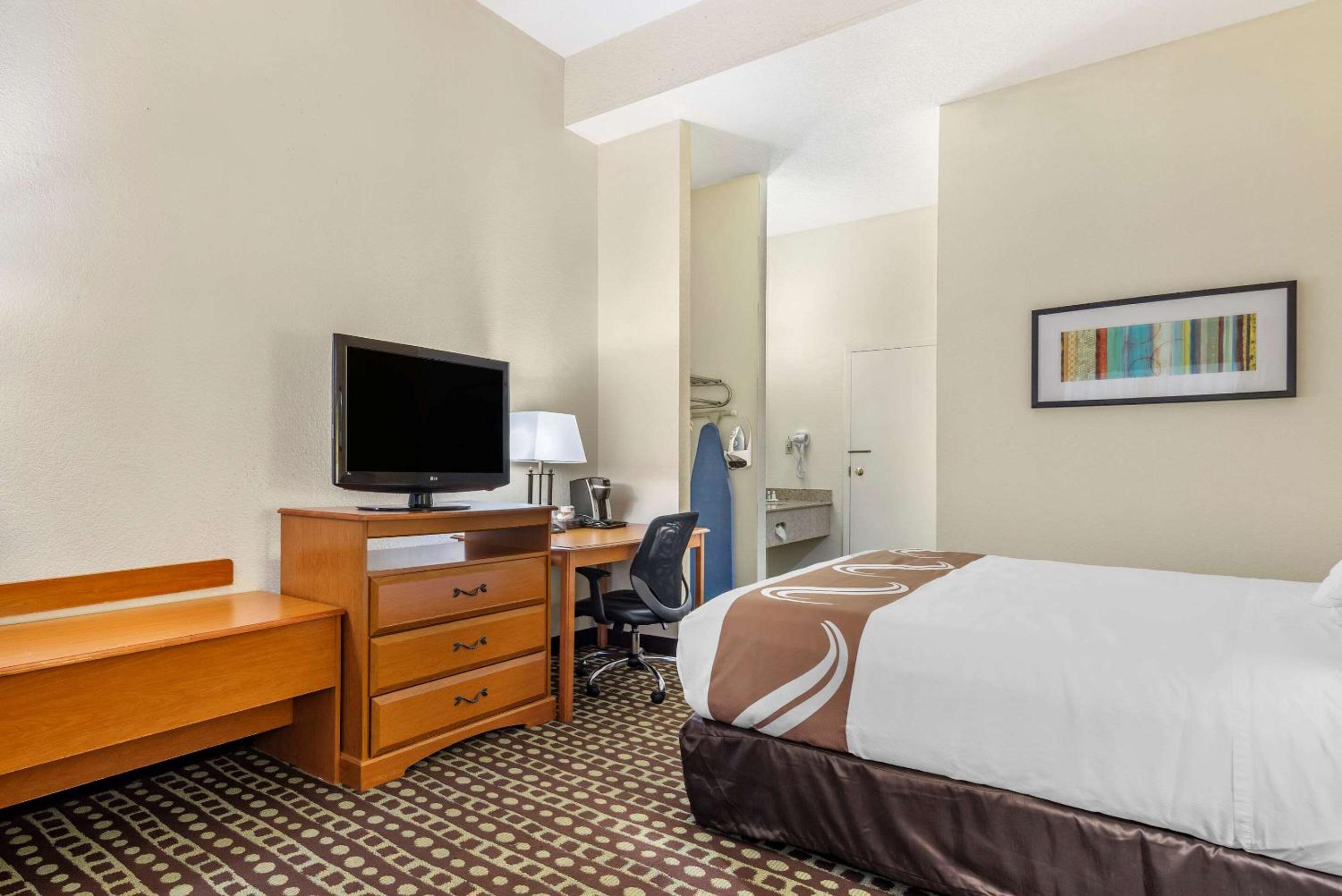 King Room - Non-Smoking - Photo 3