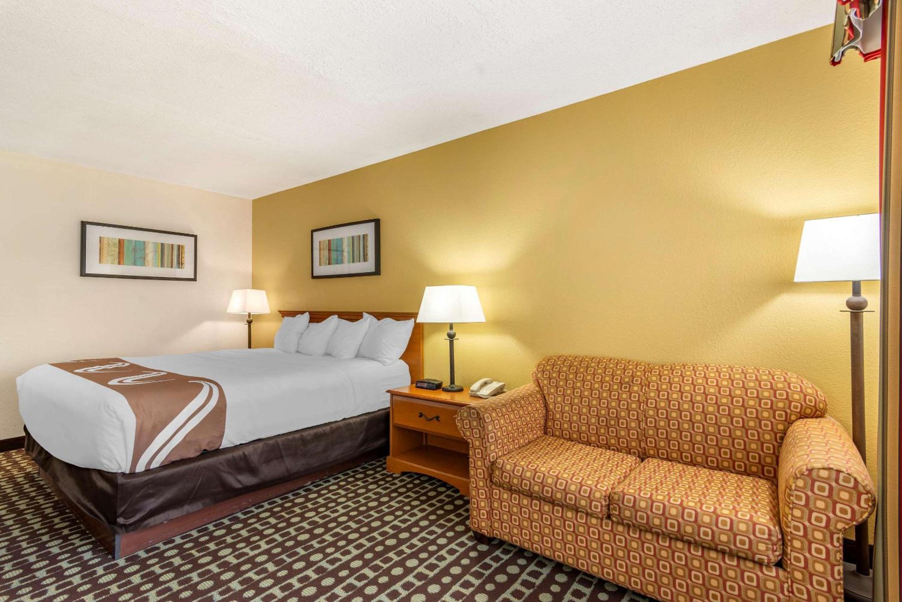 King Room with Sofa-Bed - Non-Smoking - Photo 2