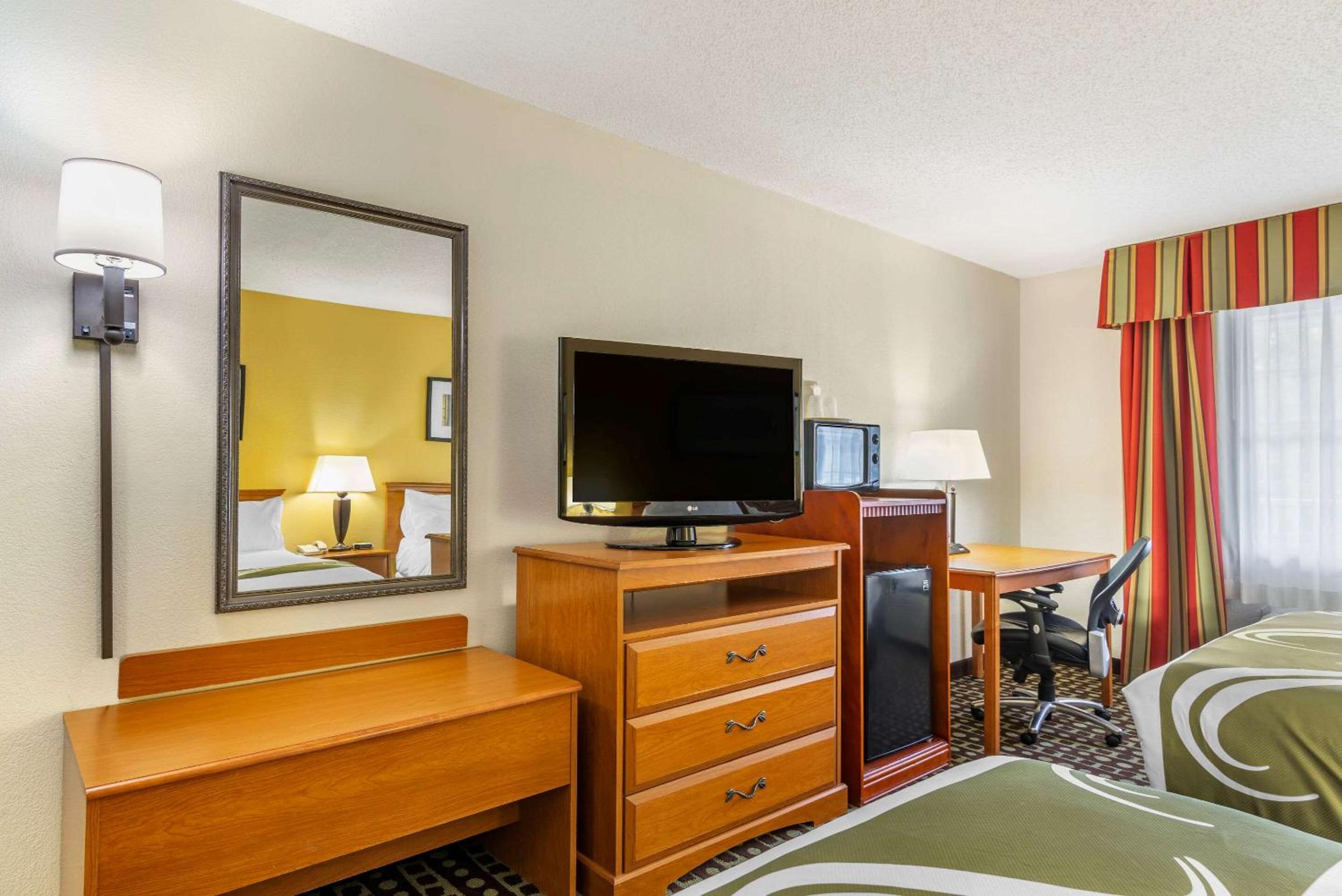 Queen Room with Two Queen Beds - Non-Smoking - Photo 2