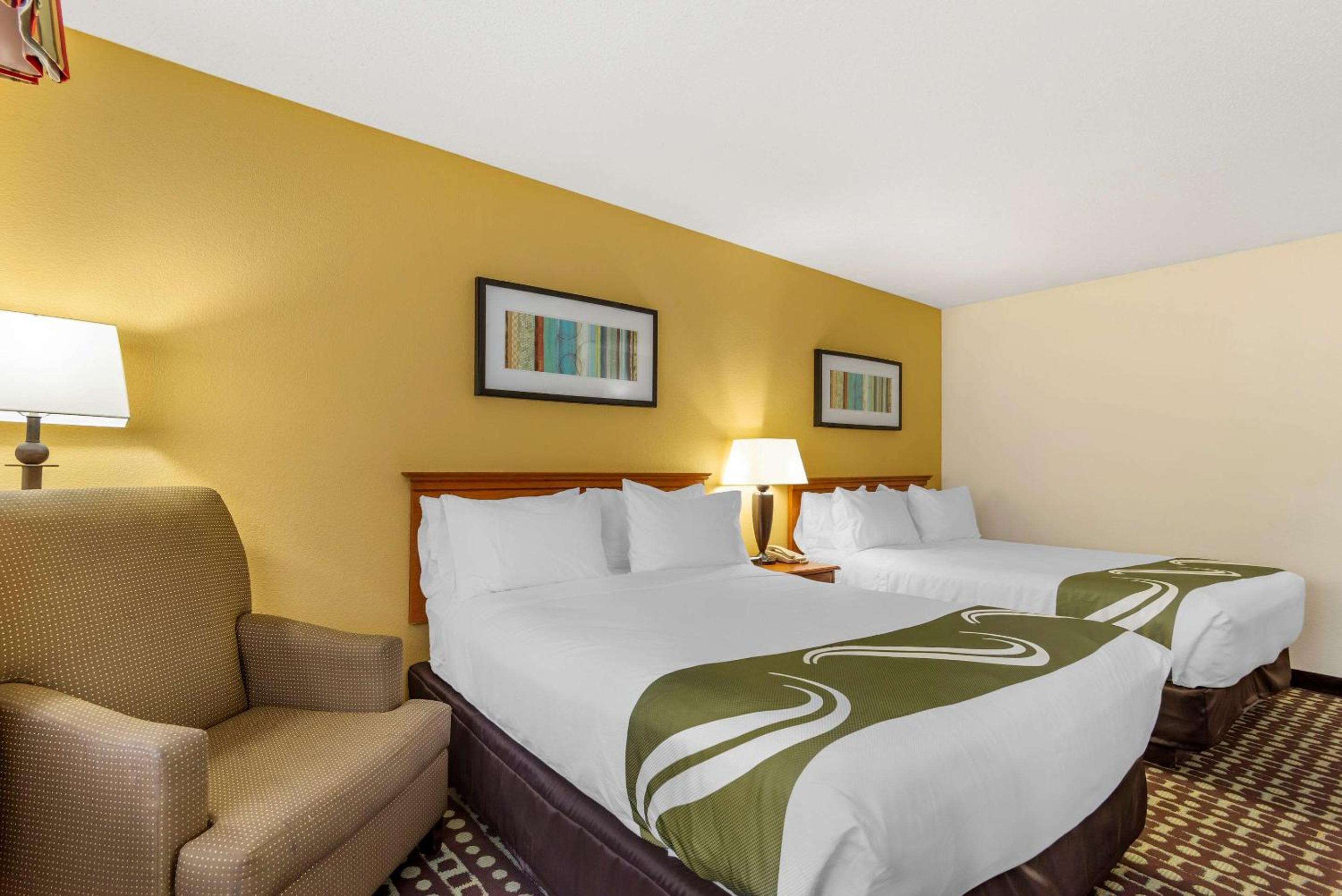 Queen Room with Two Queen Beds - Non-Smoking - Photo 4