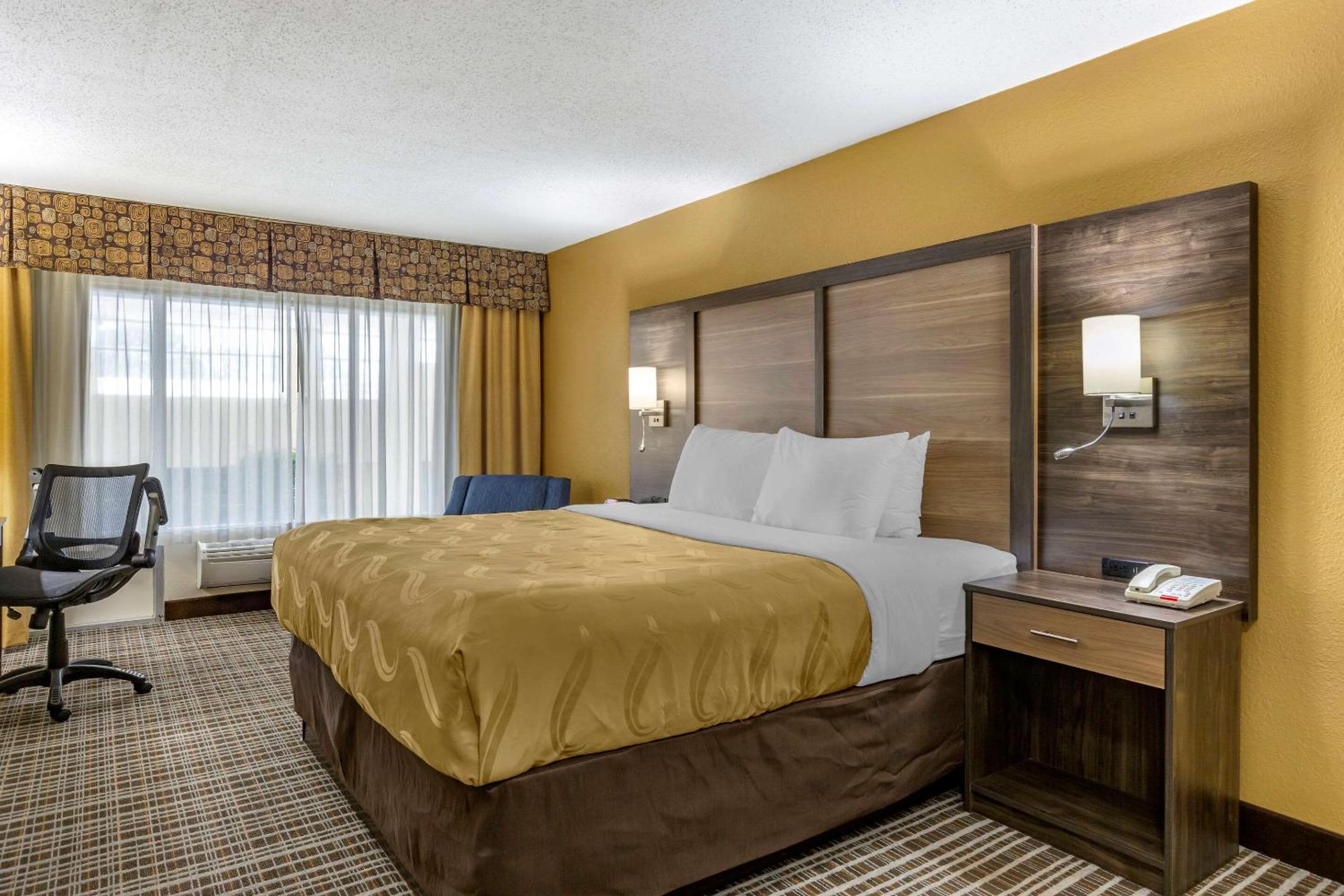 King Room - Non-Smoking - Photo 5