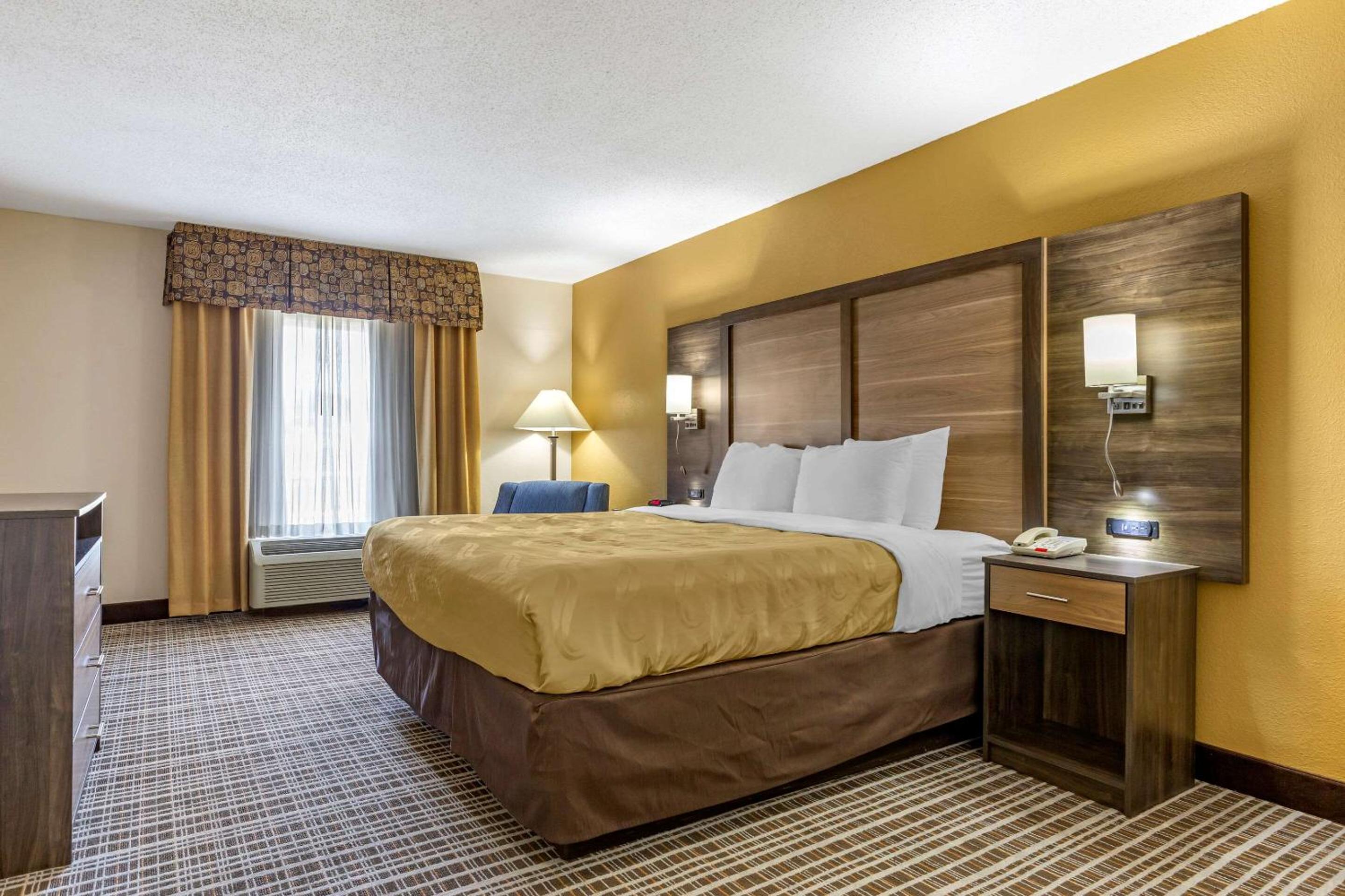 King Room - Non-Smoking - Photo 6