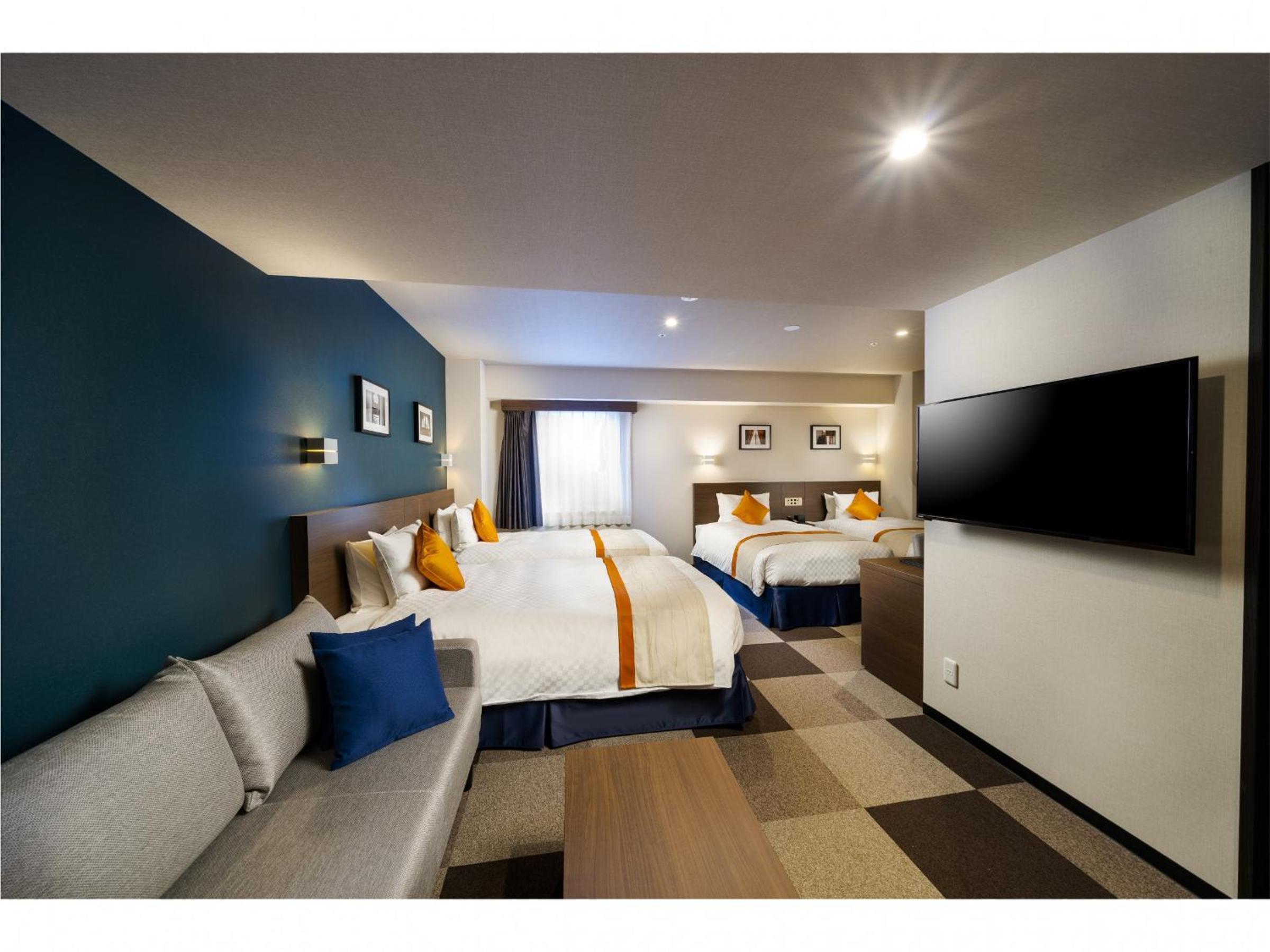 Quadruple Room with four single beds photo 2