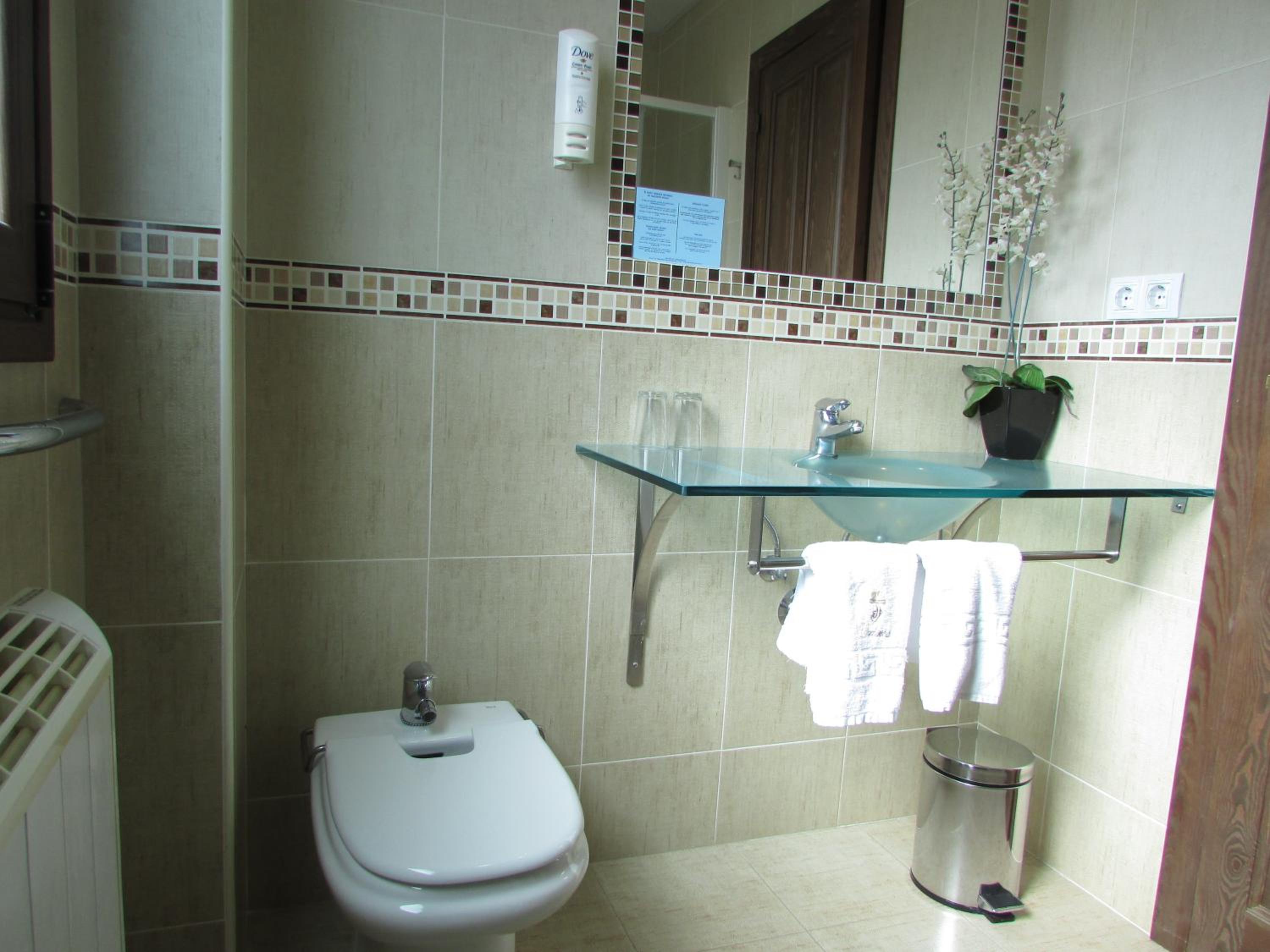 Double or Twin Room - Photo 6