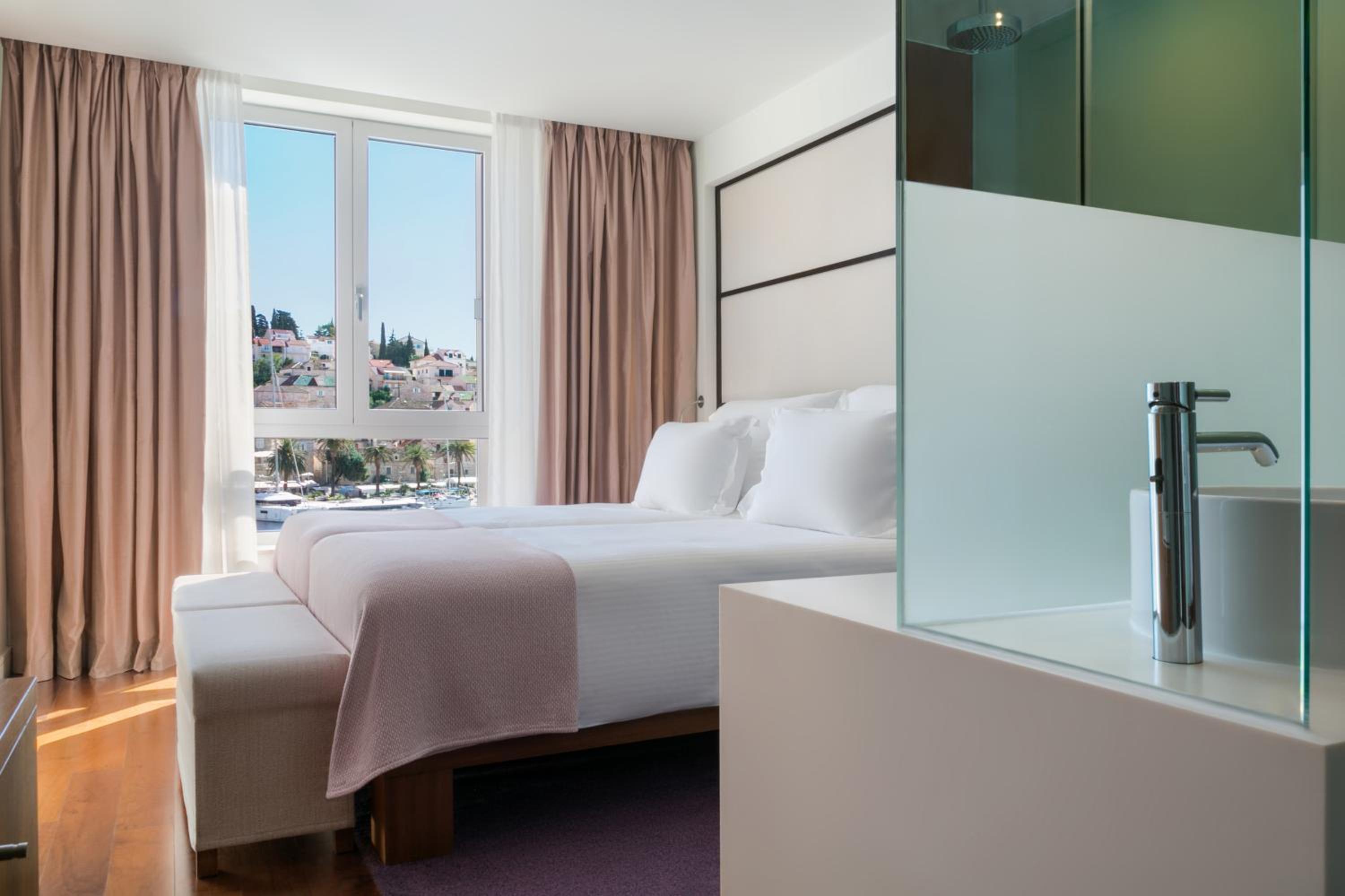 Superior Room with Sea View - Photo 4