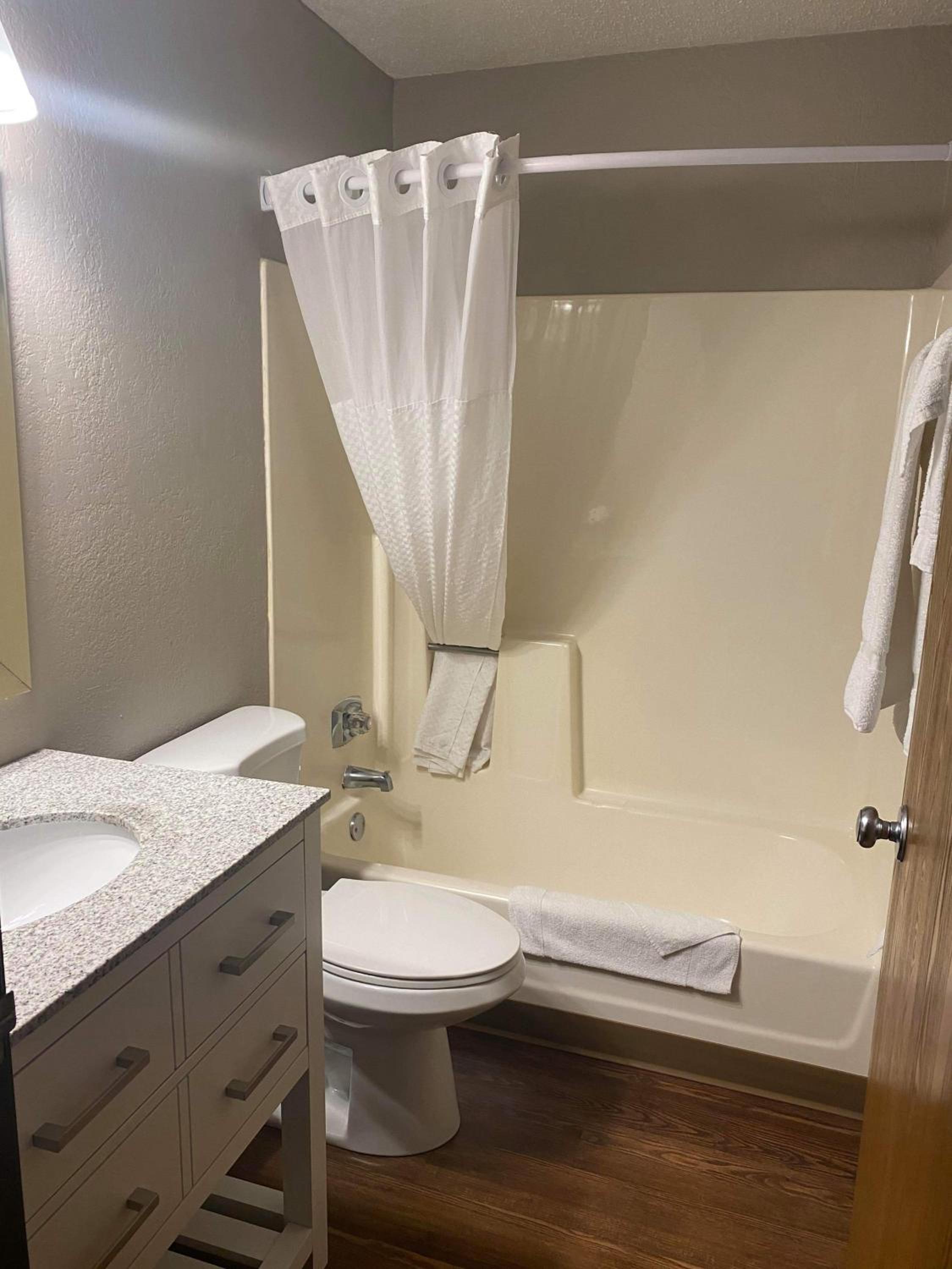 Deluxe King Suite photo 2