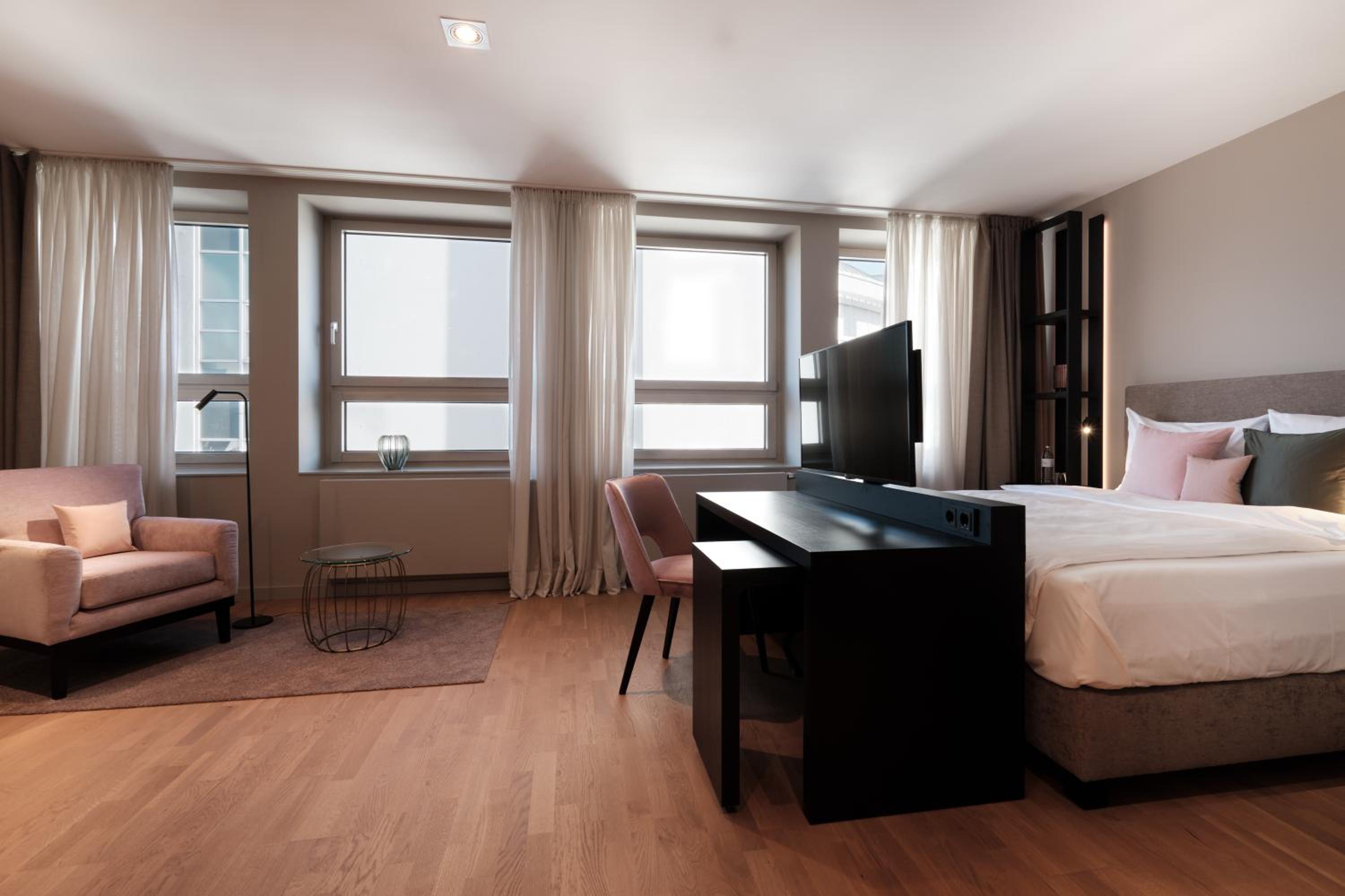 Deluxe Room - Photo 10